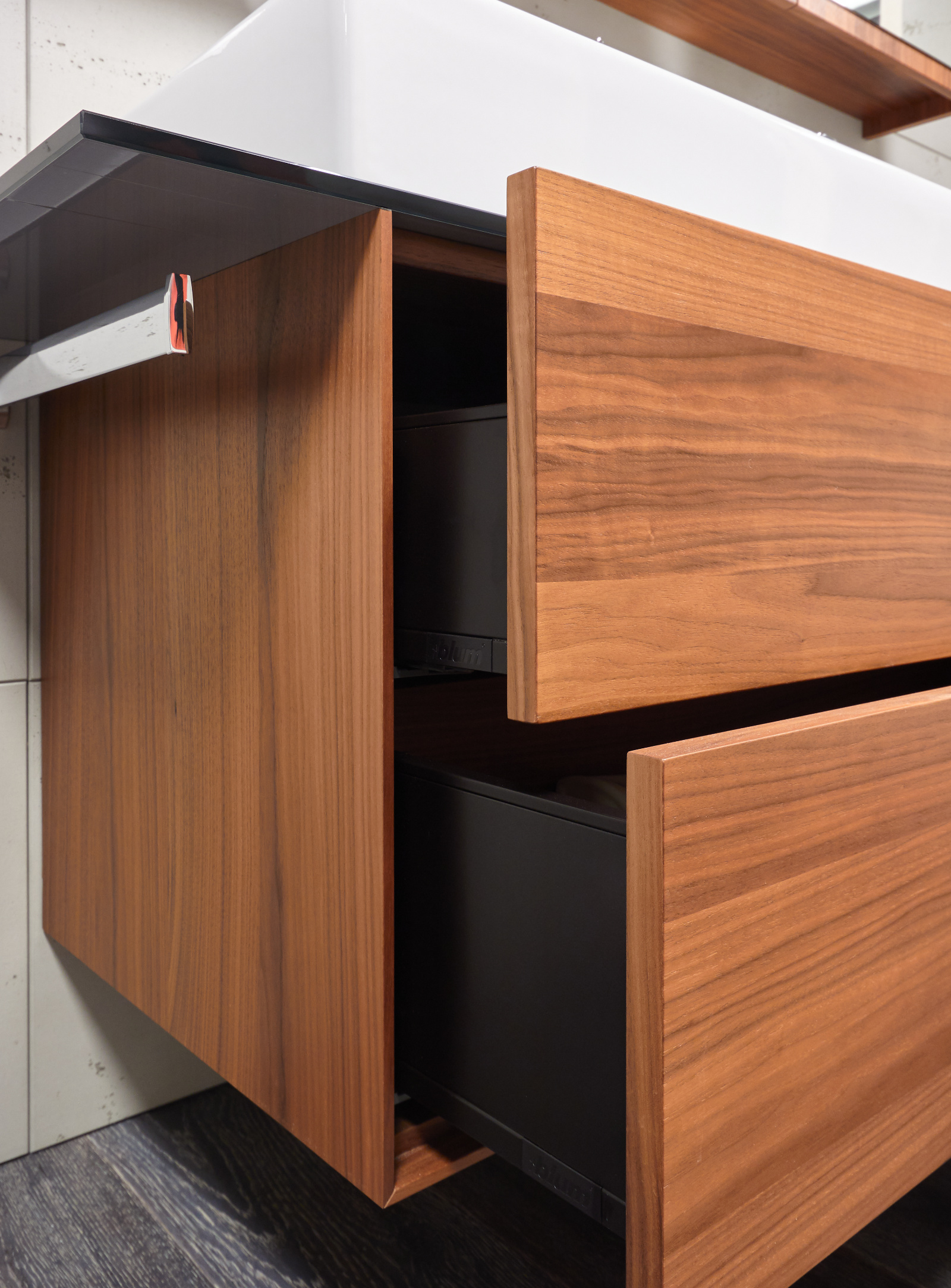 Badezimmer Amerikanischer Nussbaum furniert, Schubkästen Legrabox Terraschwarz