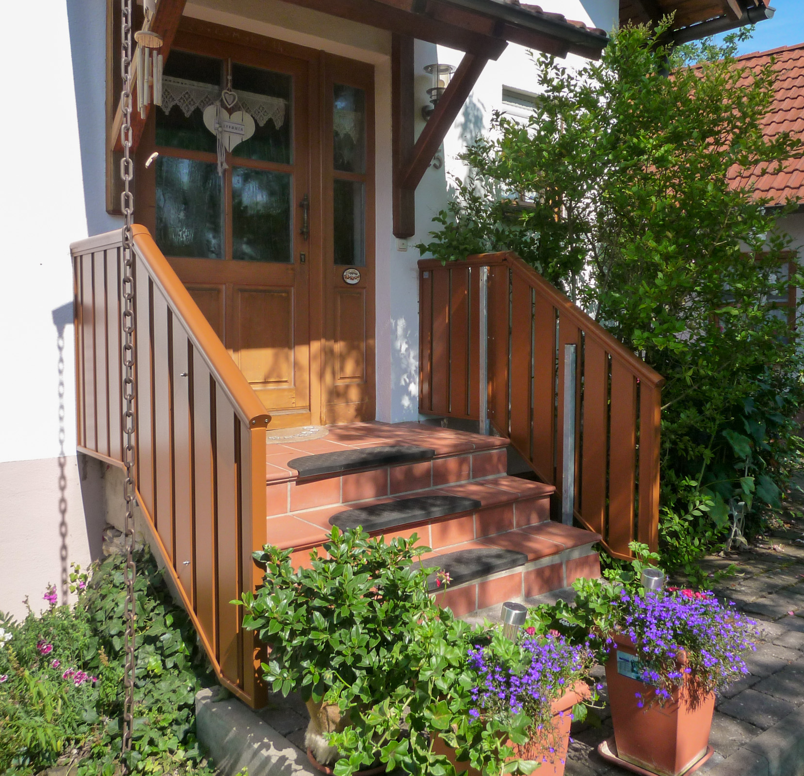 Wartungsfreies Treppengeländer Straßburg FG1, RAL 8003 Lehmbraun