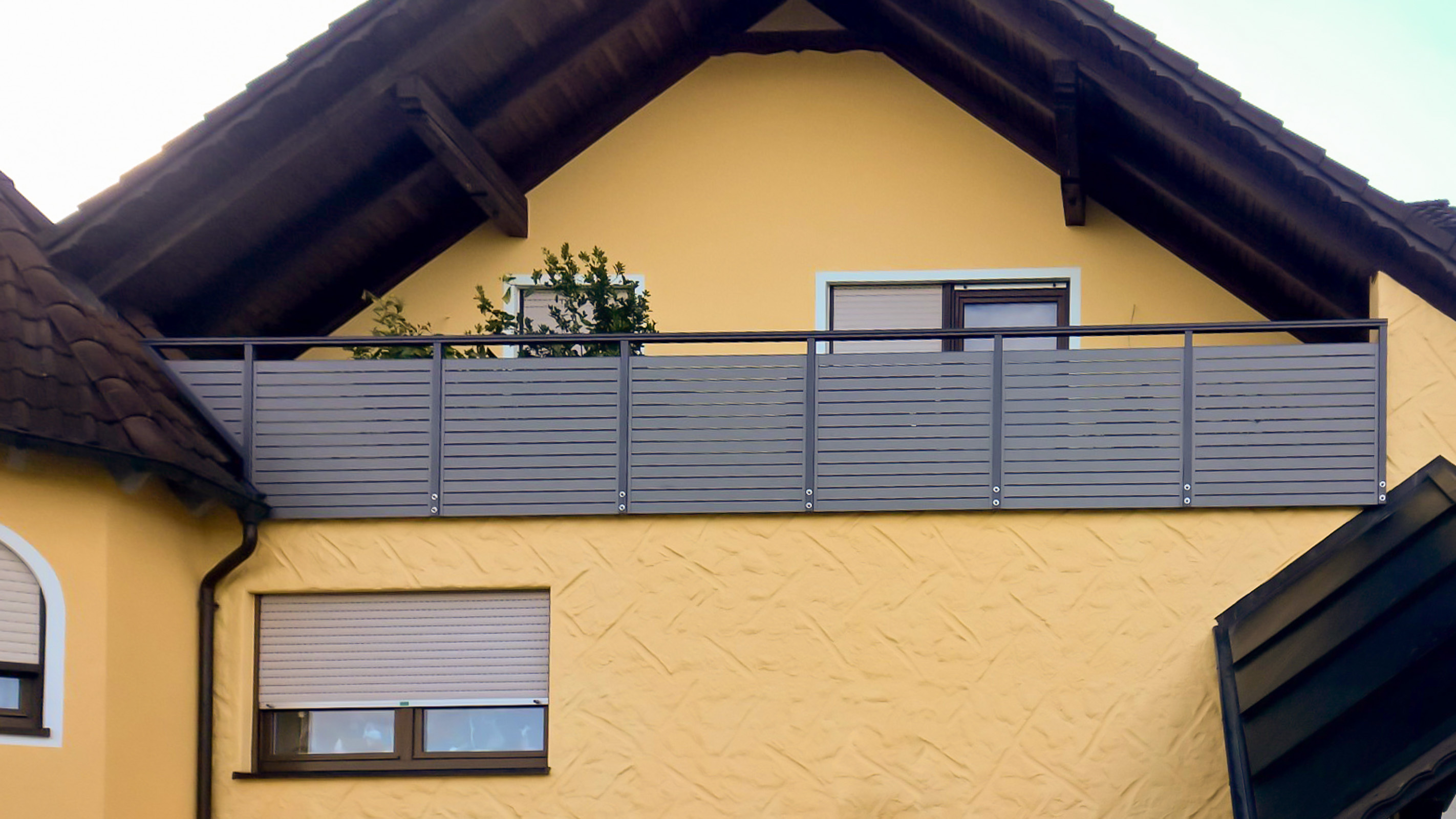 Wartungsfreier Aluminiumbalkon Dallas FG1, RAL 9007 Weißaluminium, DB 703 Eisenglimmer dunkel