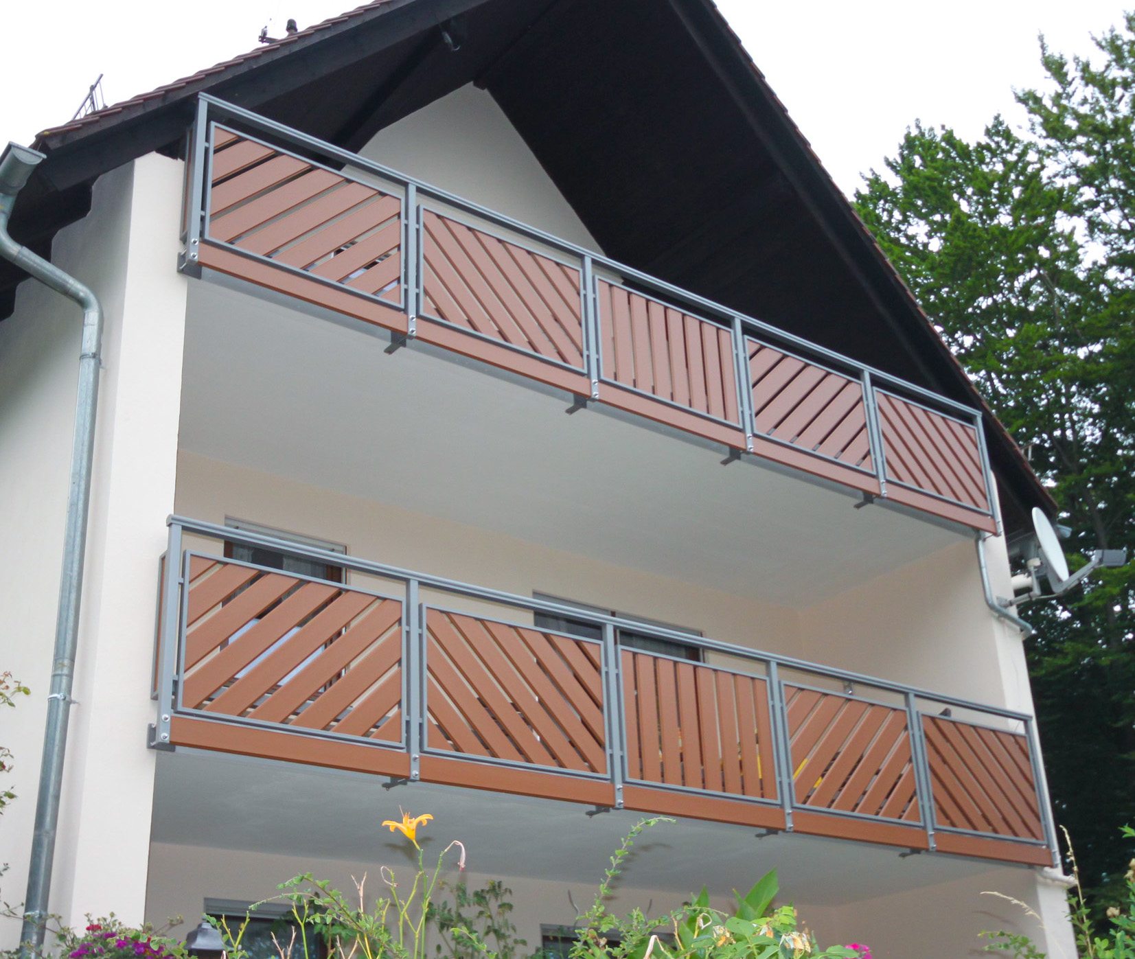 Wartungsfreier Aluminiumbalkon Straßburg FG1, RAL 8003 Lehmbraun, DB 703 Eisenglimmer dunkel