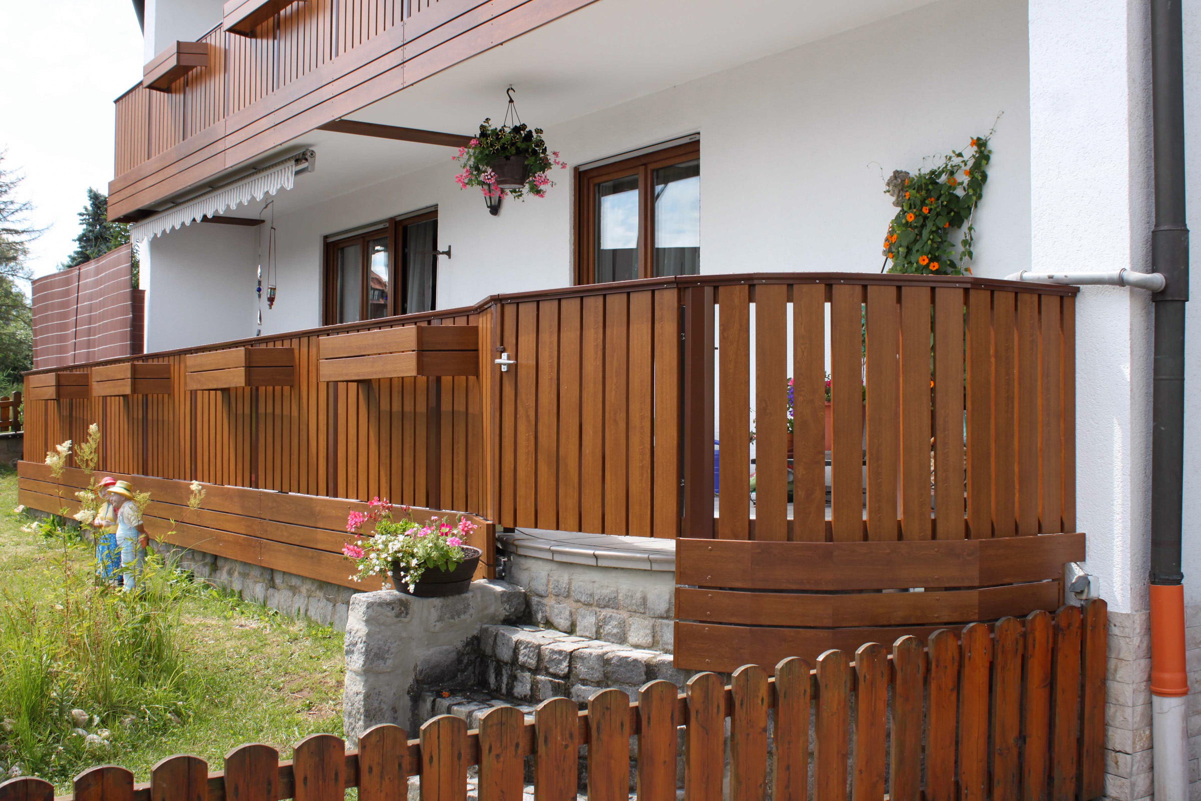 Wartungsfreier Balkon Holzdekor