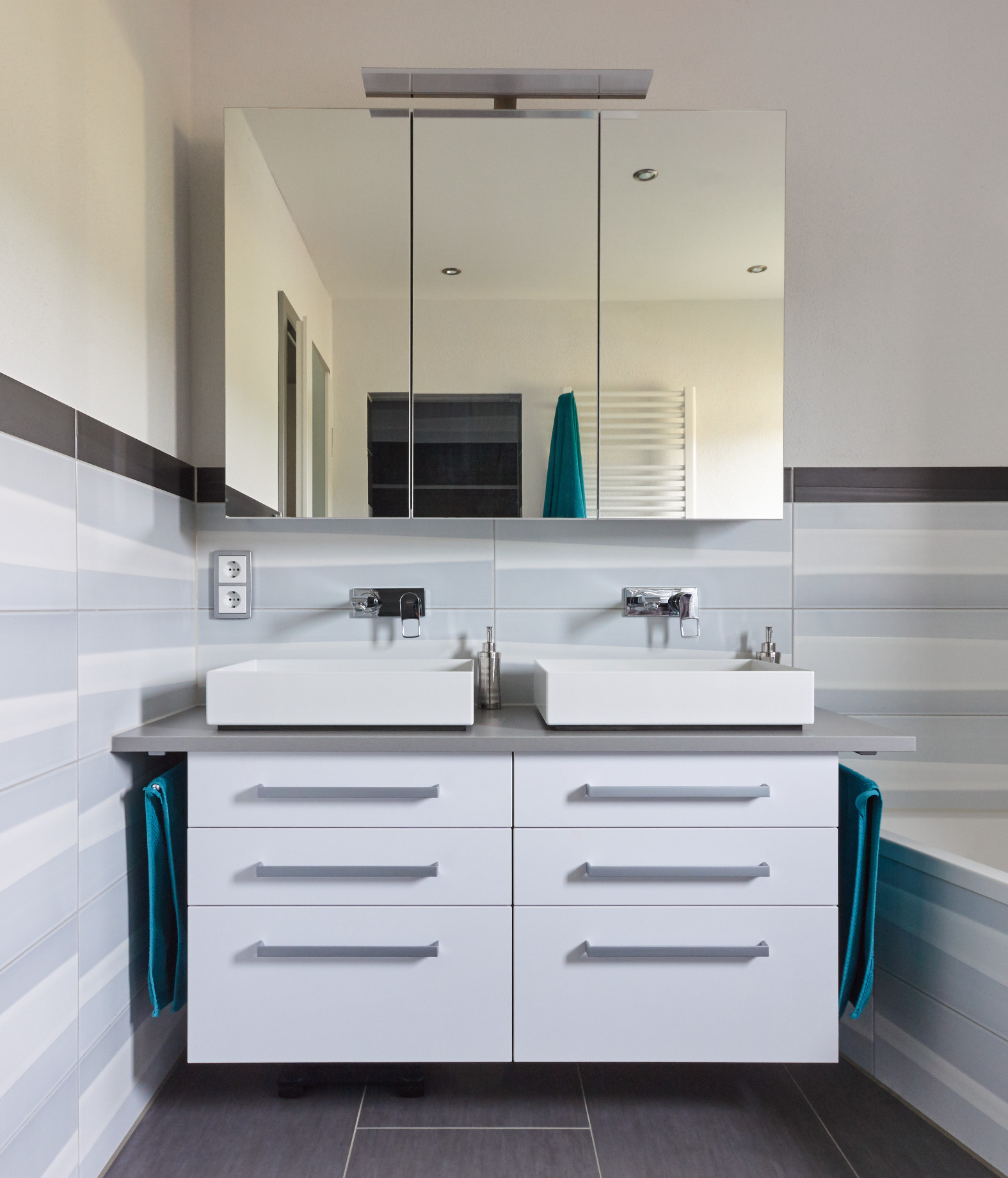 Badezimmer Dekor Brillant weiß 8681 BS und Titan Strichmatt 5853 PG