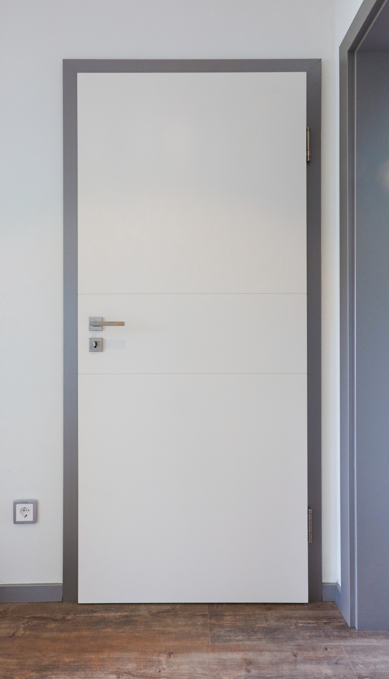 Zimmertür Weißlack, Arte Riga 15, Lisenenfräsung, Zarge CPL Alu silber