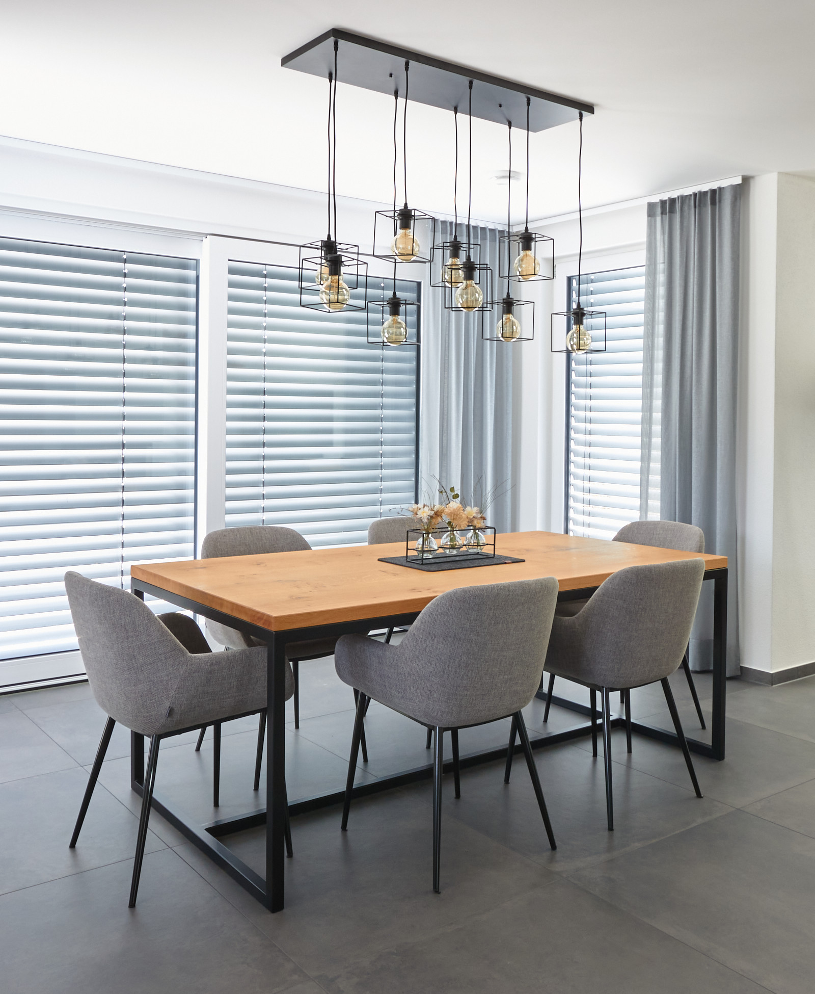 Esstisch Asteiche / Wildeiche mit Metallgestell schwarz