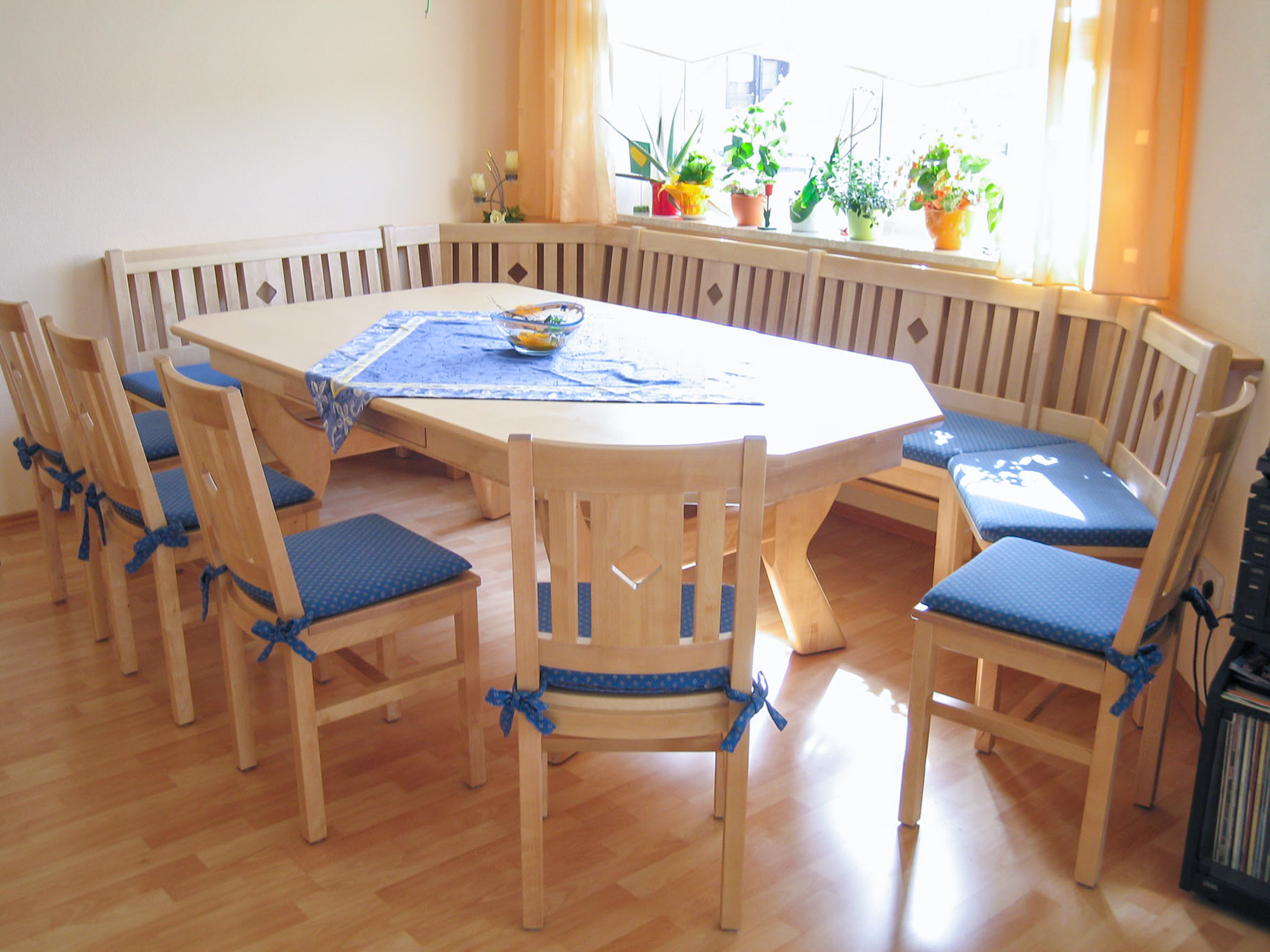 Eckbank mit Tisch und Stühlen Ahorn