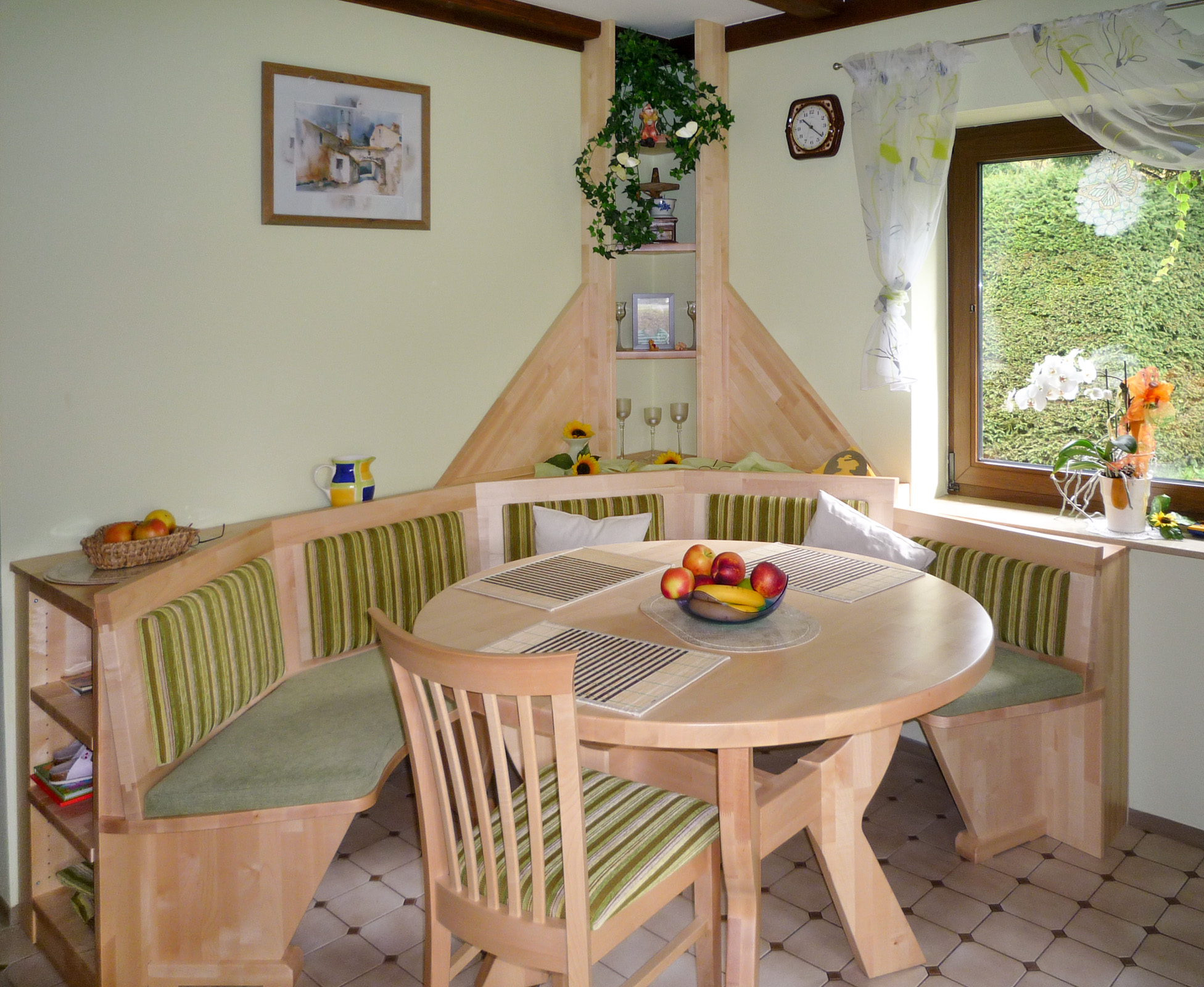 Eckbank mit Tisch und Stühlen Ahorn