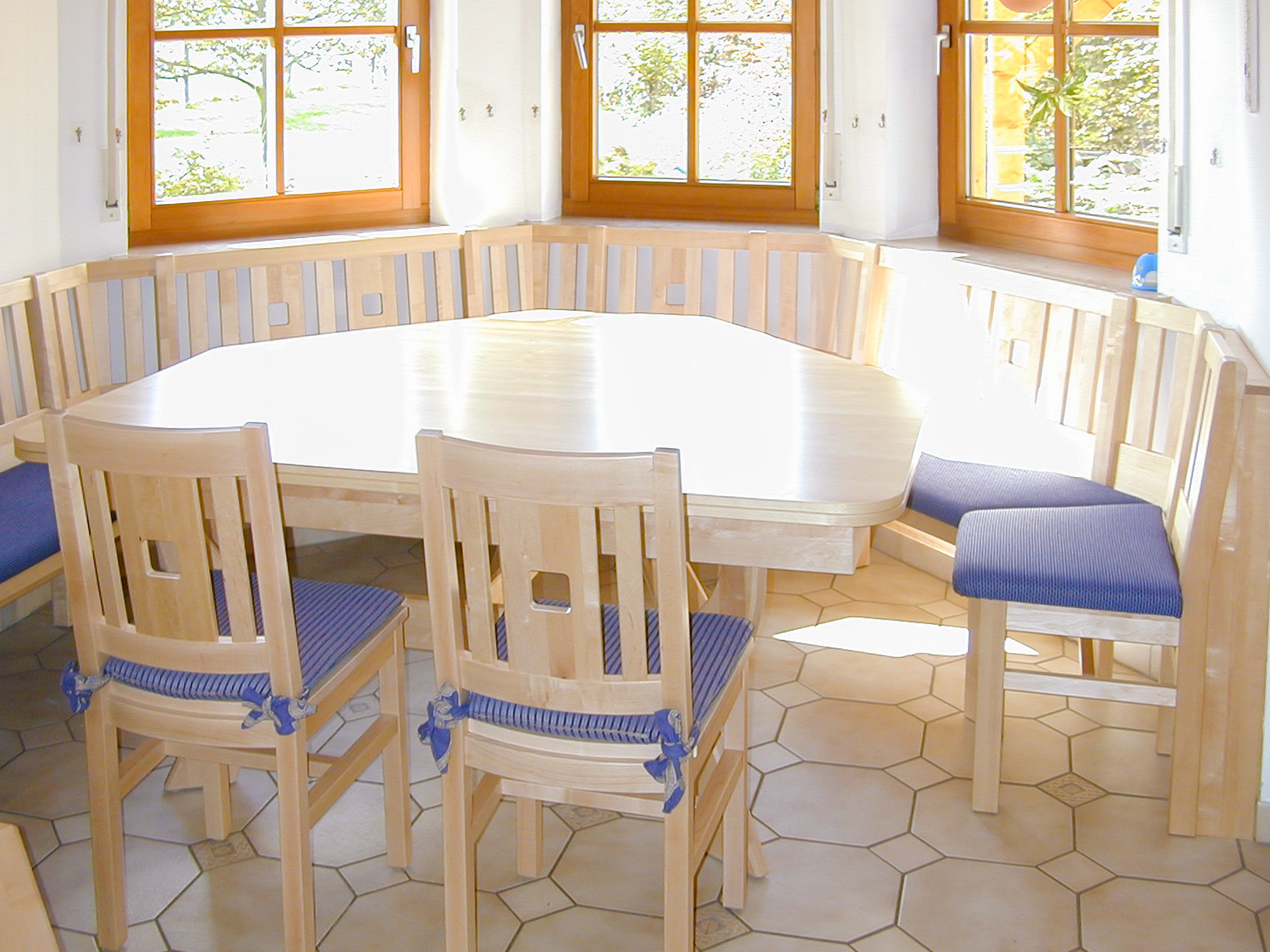 Eckbank mit Tisch und Stühlen Ahorn