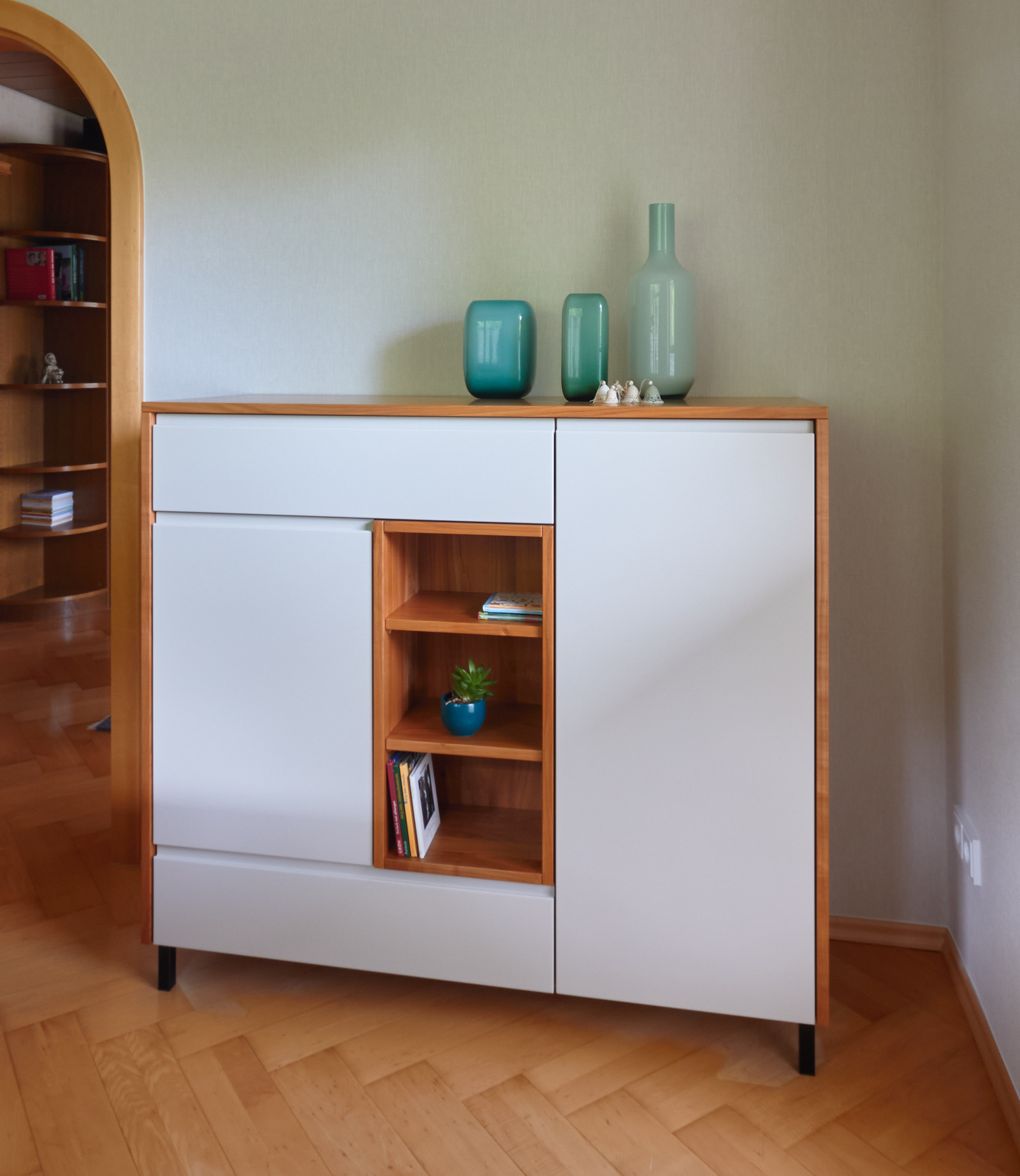 Sideboard in Kirsche massiv, Lackfronten mit eingefrästem Griffprofil