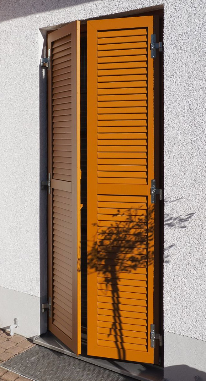 Klappladen Aluminium nach RAL 8001 Ockerbraun Feinstruktur