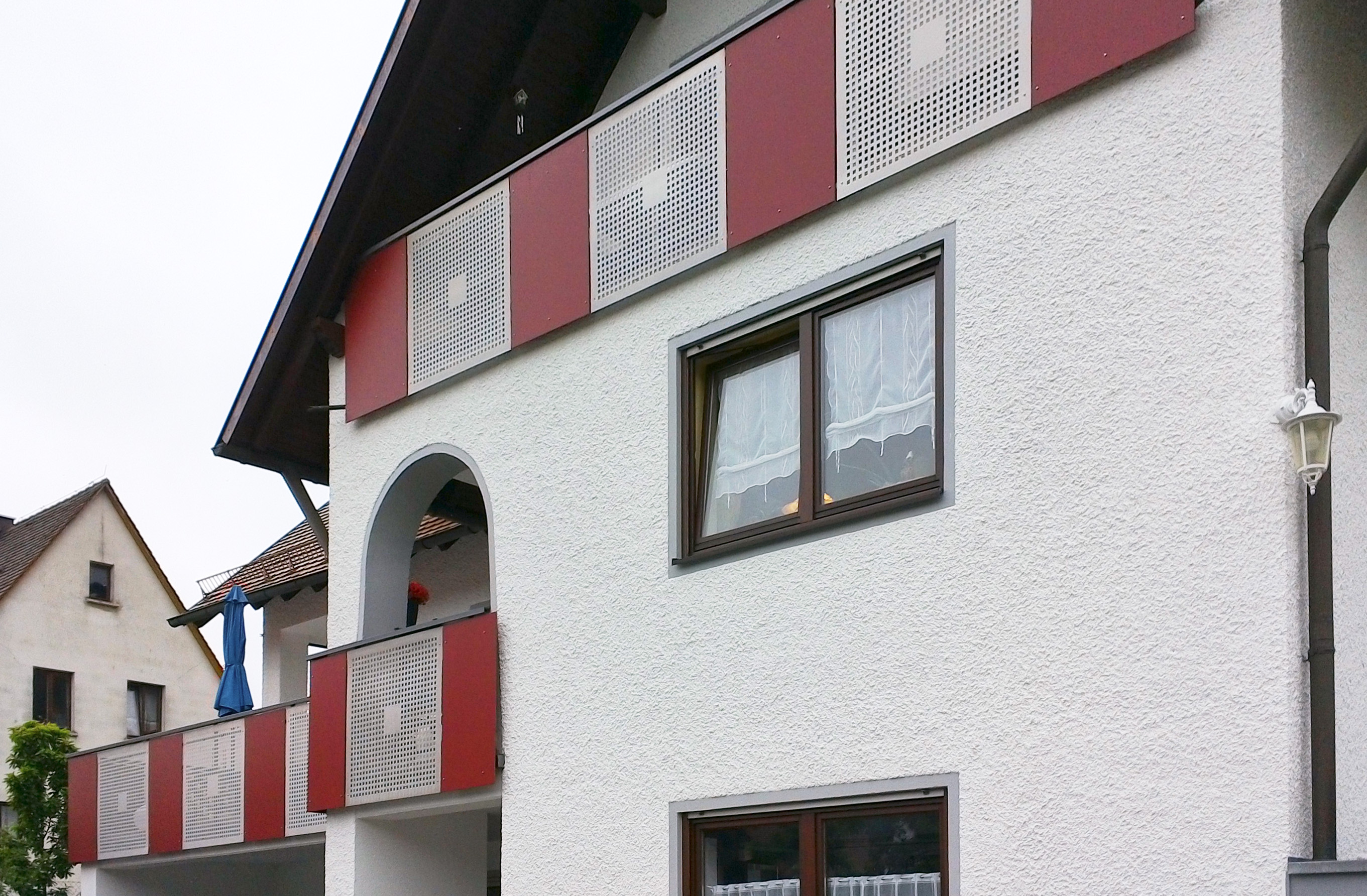 Wartungsfreier Balkon mit Fundermax Exterior 0691 Purpurrot