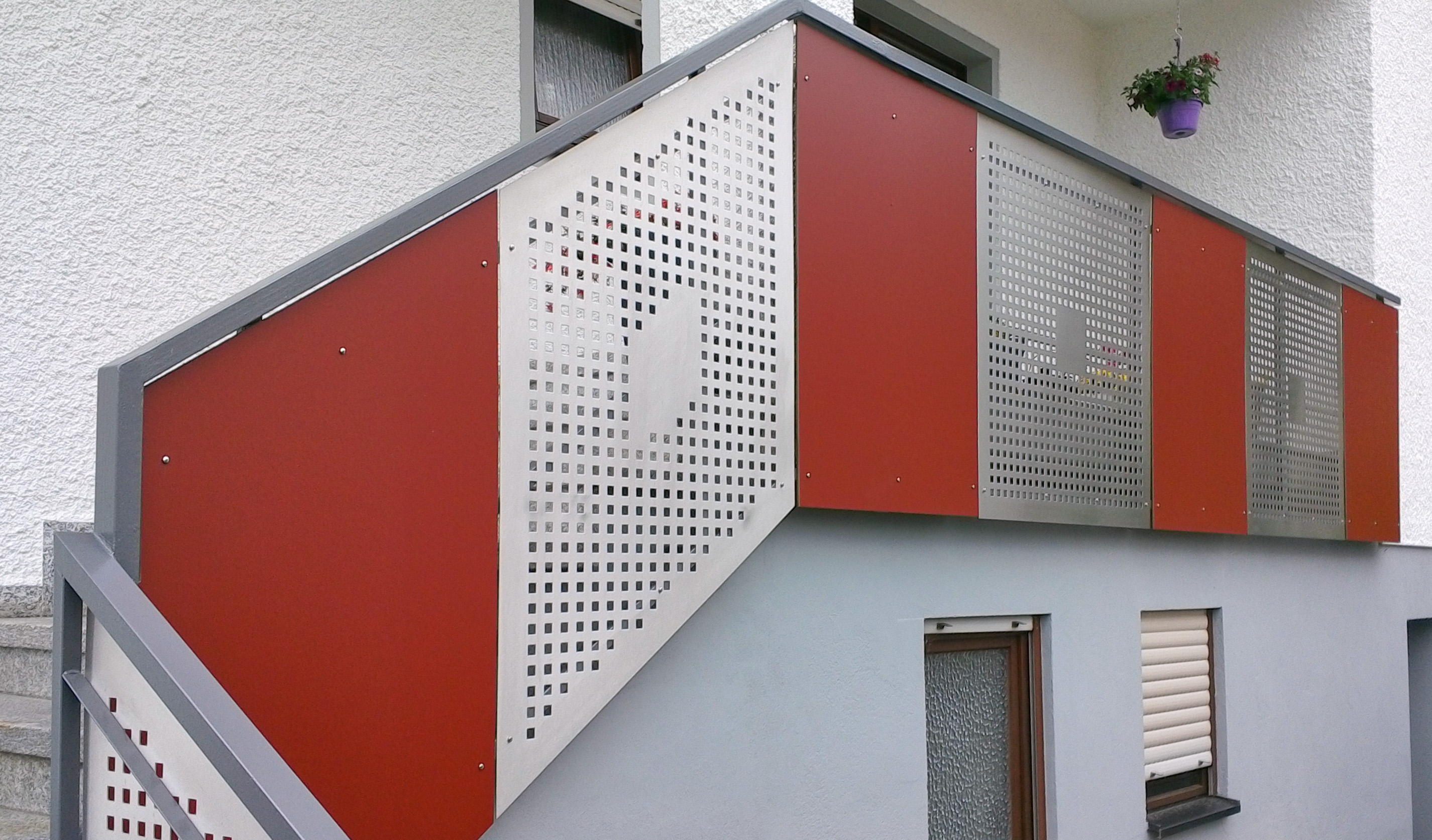 Wartungsfreier Balkon mit Fundermax Exterior 0691 Purpurrot