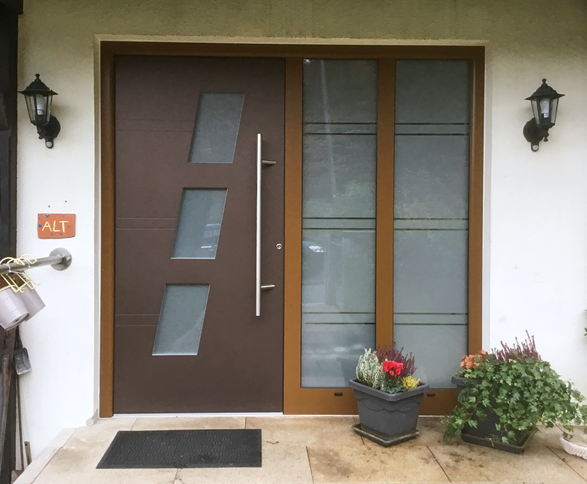 Aluminium-Haustüre Isarholz AT 864 mit passendem Seitenteil, RAL 8008 Olivbraun, Türblatt Rostiges Eisen Feinstruktur