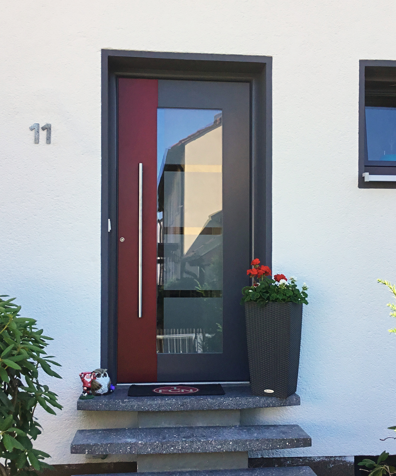 Aluminium-Haustüre Isarholz Sonderanfertigung, RAL 7015 Schiefergrau, Applikation RAL 3004 Purpurrot