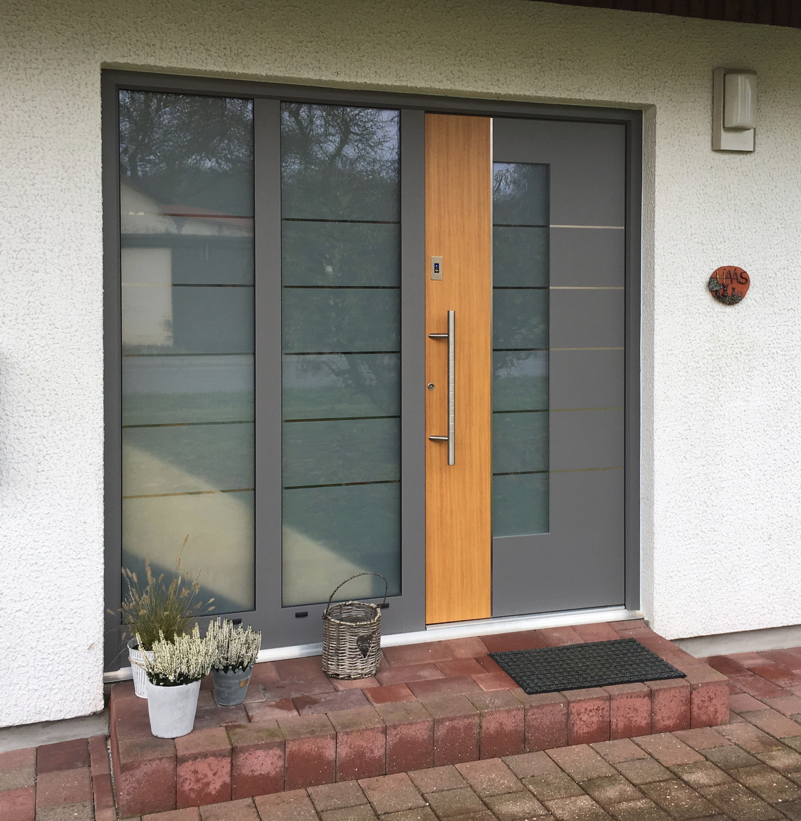 Aluminium-Haustüre Isarholz AT 862A mit passendem Seitenteil, GS Silva 05 Metalliceffekt, Applikation Douglas 01, Fingerprint