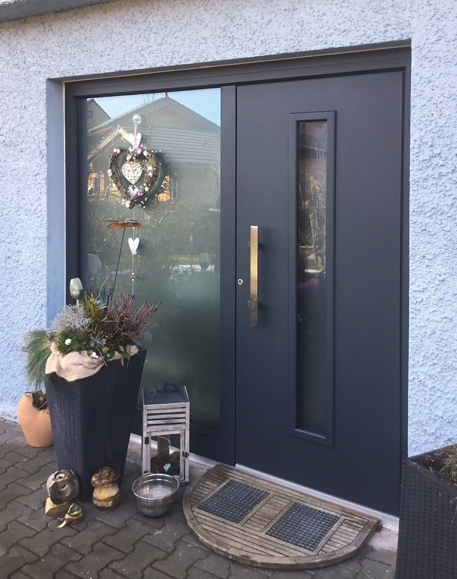 Aluminium-Haustüre mit Seitenteil Isarholz AM 134B, RAL 7016 Anthrazitgrau Feinstruktur