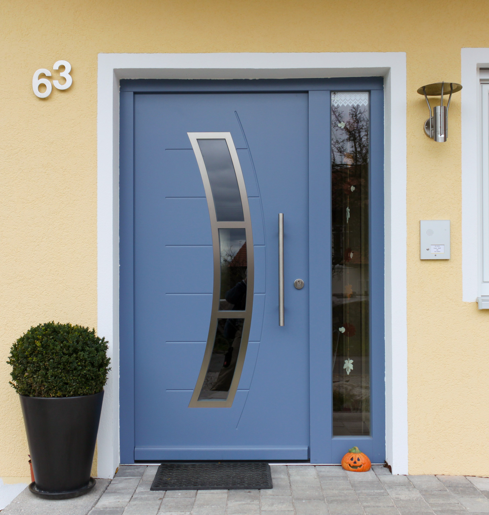 Holz-Haustüre Meranti, RAL 7014 Taubenblau