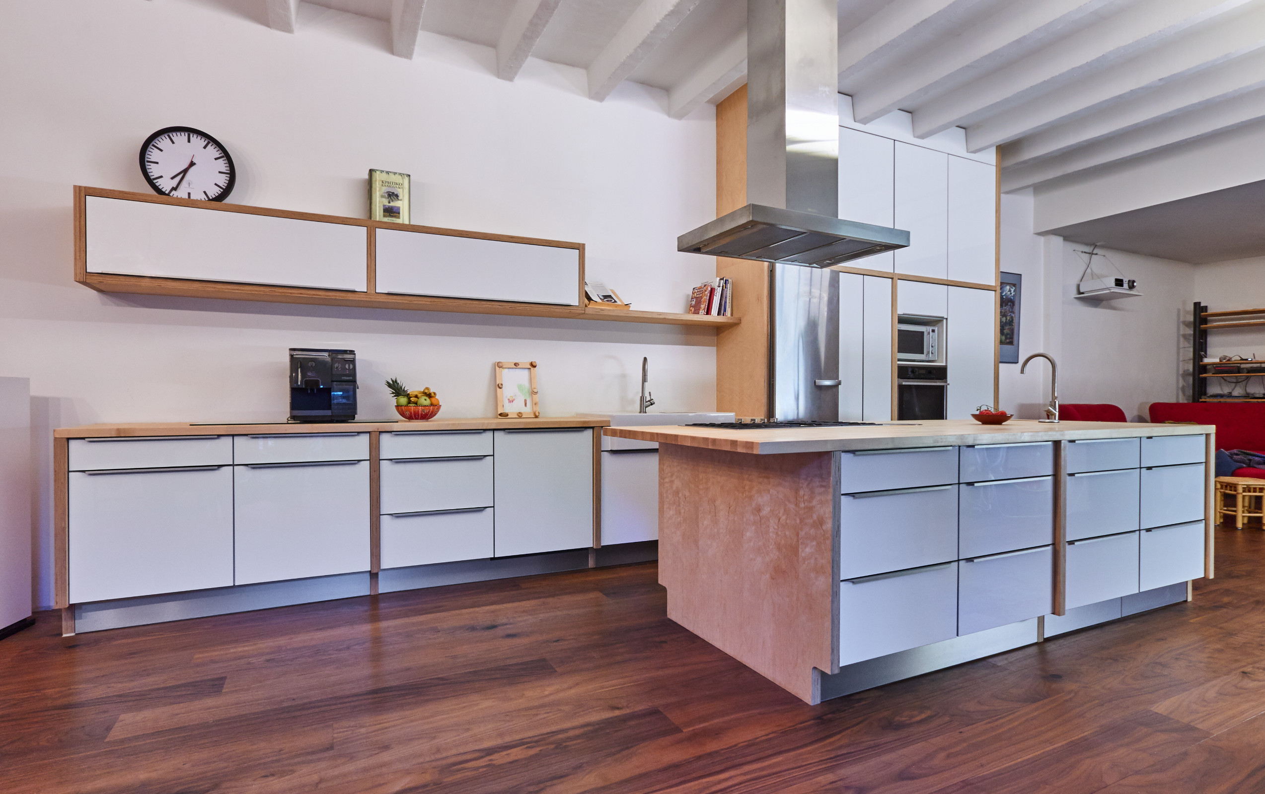 Küche mit weißen Hochglanzfronten, Massivholzarbeitsplatte Ahorn, Multiplex-Stollen