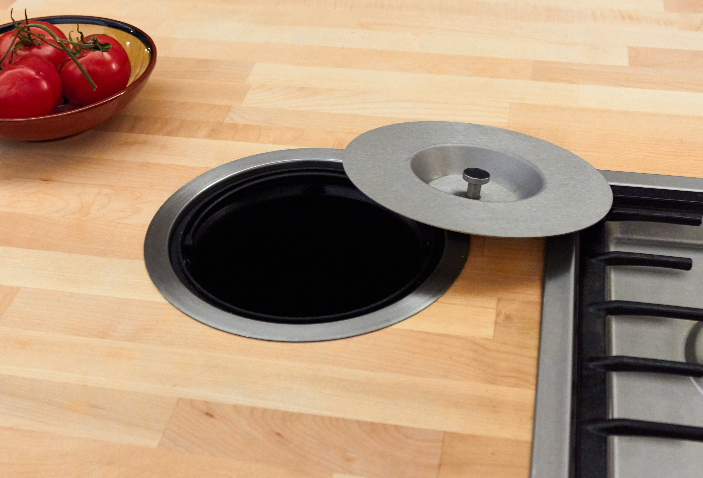 Mülleimer in Arbeitsplatte integriert