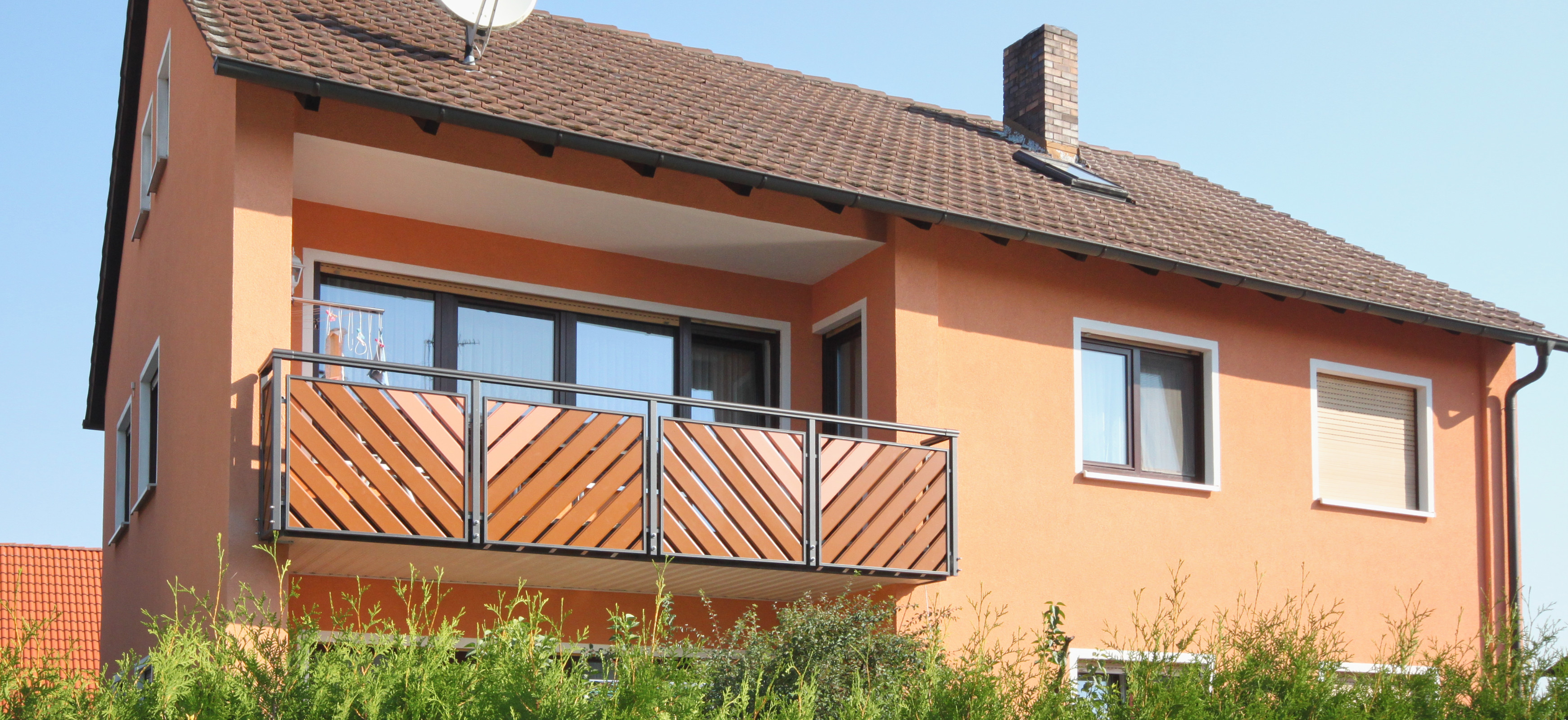 Wartungsfreier Aluminiumbalkon Baden FG1, RAL 8003 Lehmbraun, DB 703 Eisenglimmer dunkel, RAL 3012 Beigerot