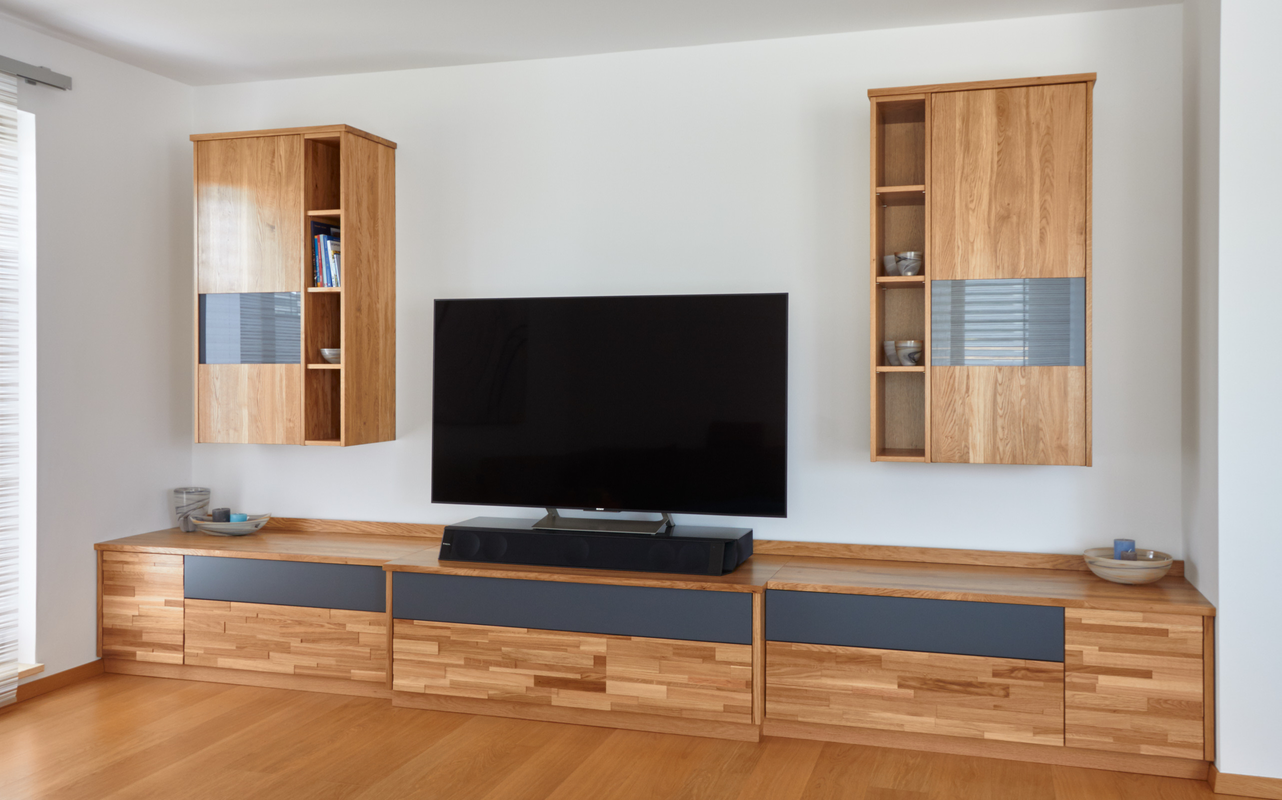 Wohnzimmermöbel in Eiche lackiert, Stepwood Eiche geschliffen, Glas und Lackfronten RAL 7015 Schiefergrau lackiert