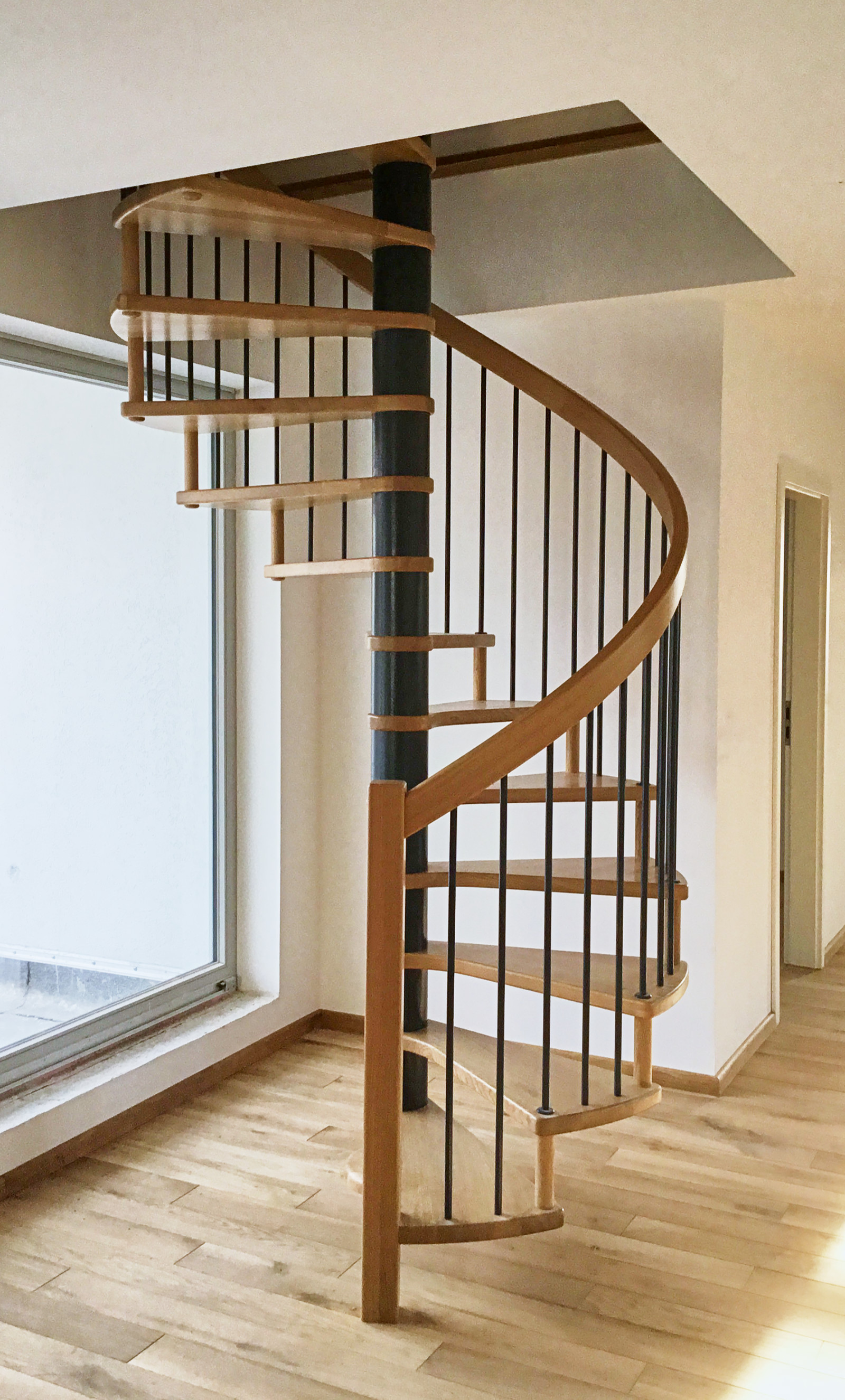 Spindeltreppe, Eiche lackiert, Anthrazit