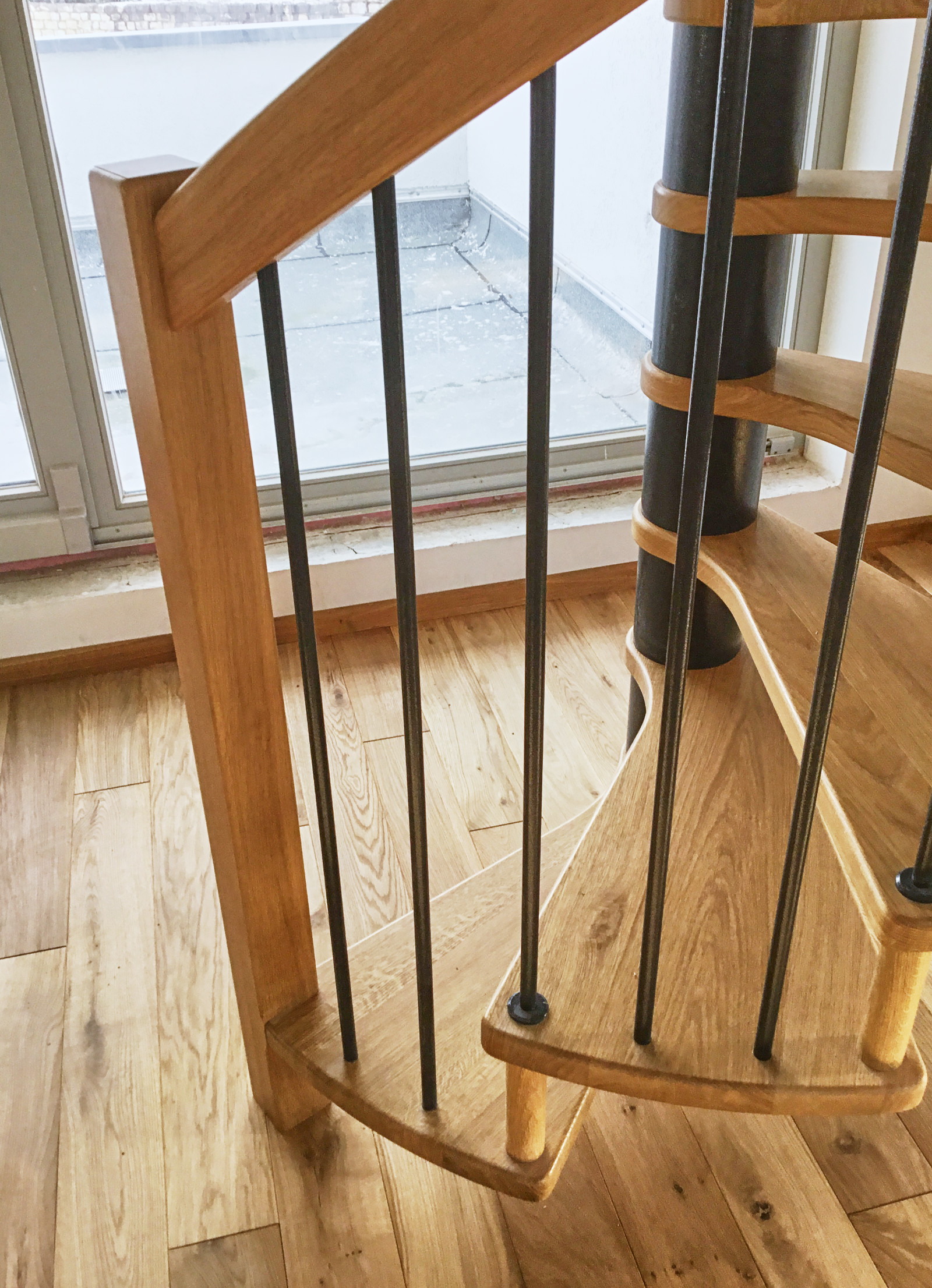 Spindeltreppe, Eiche lackiert, Anthrazit