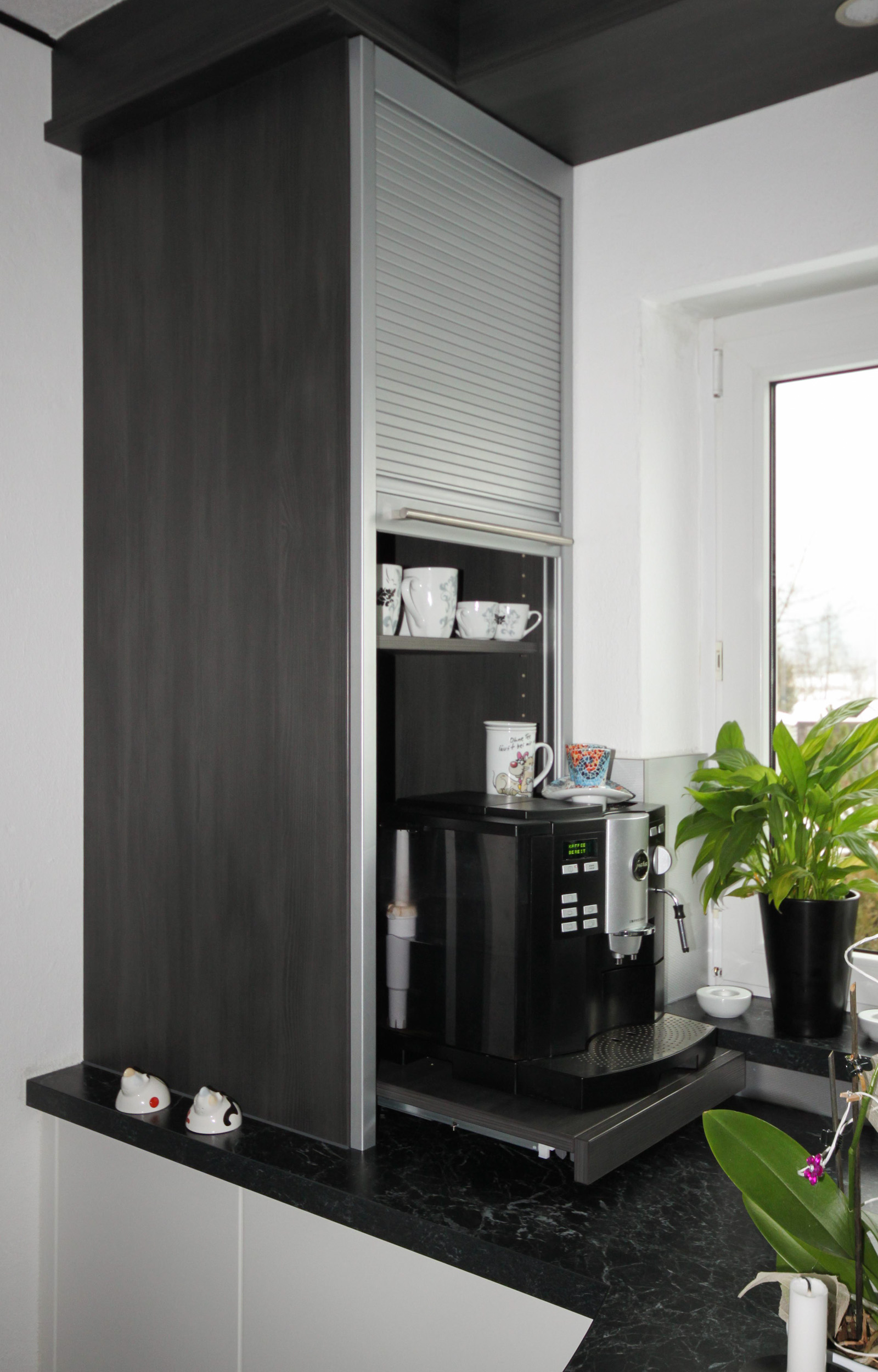 Rollladenschrank mit ausziehbarem Tablarboden