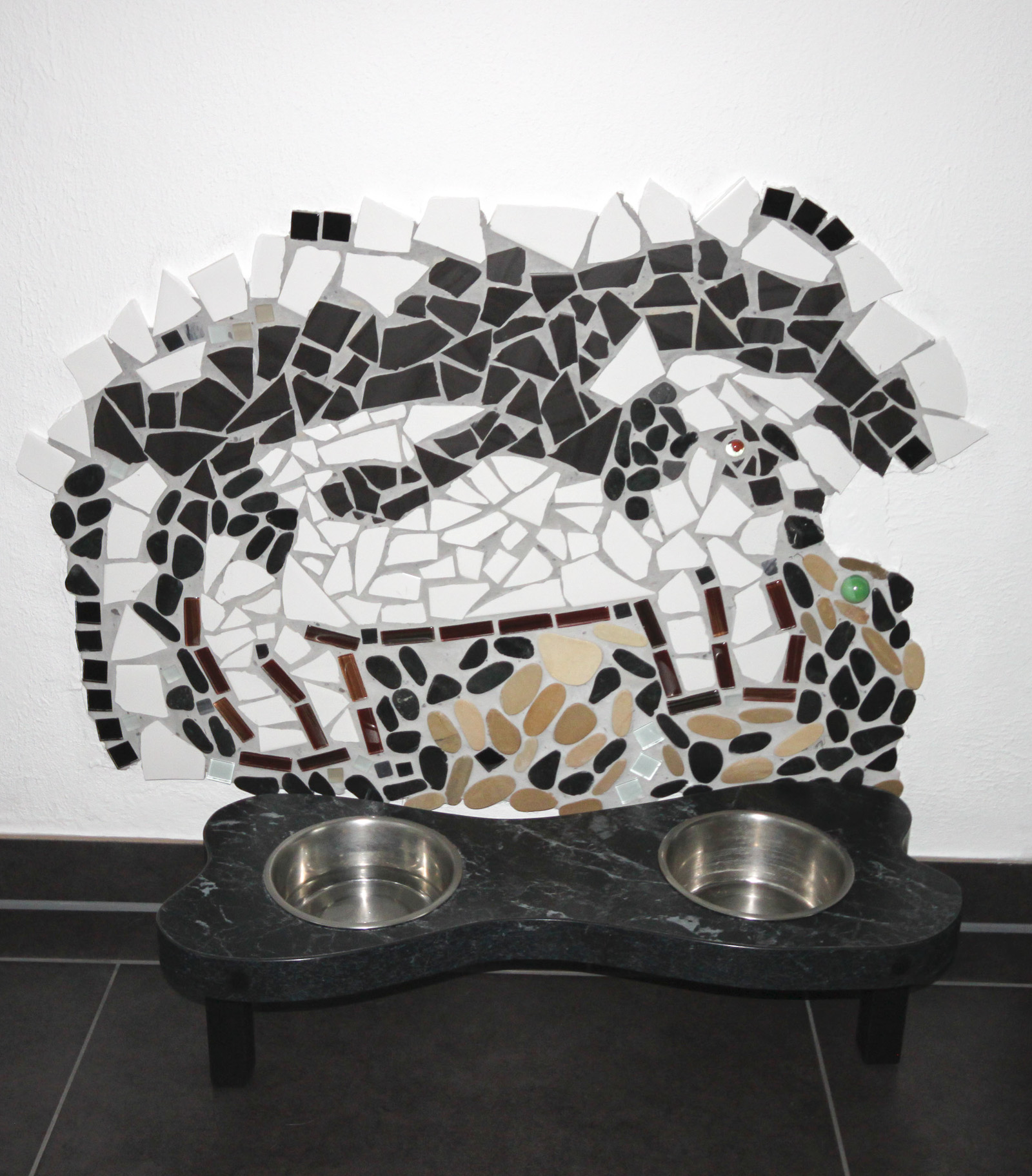 Hundenapfhalter in Knochenform passend zur Küche