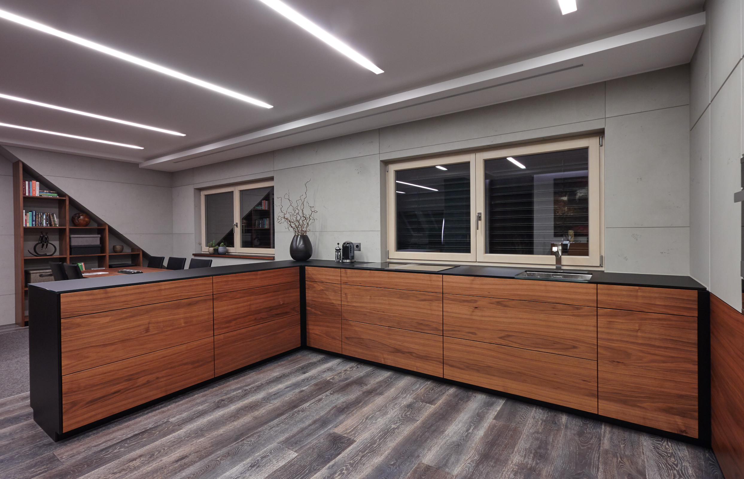 Küche amerikanischer Nussbaum furniert, Glasarbeitsplatte, IMI-Beton