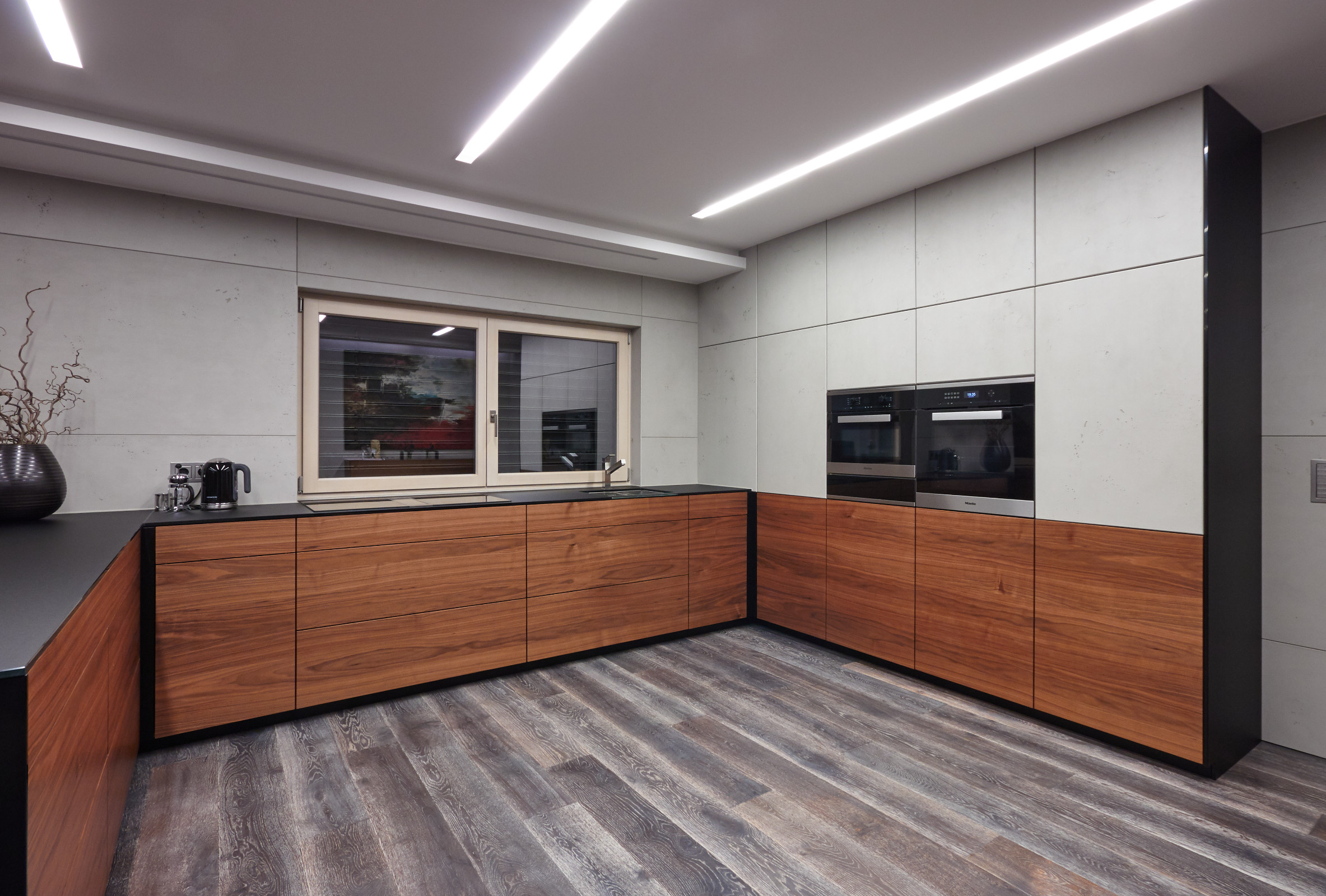 Küche amerikanischer Nussbaum furniert, Glasarbeitsplatte, IMI-Beton