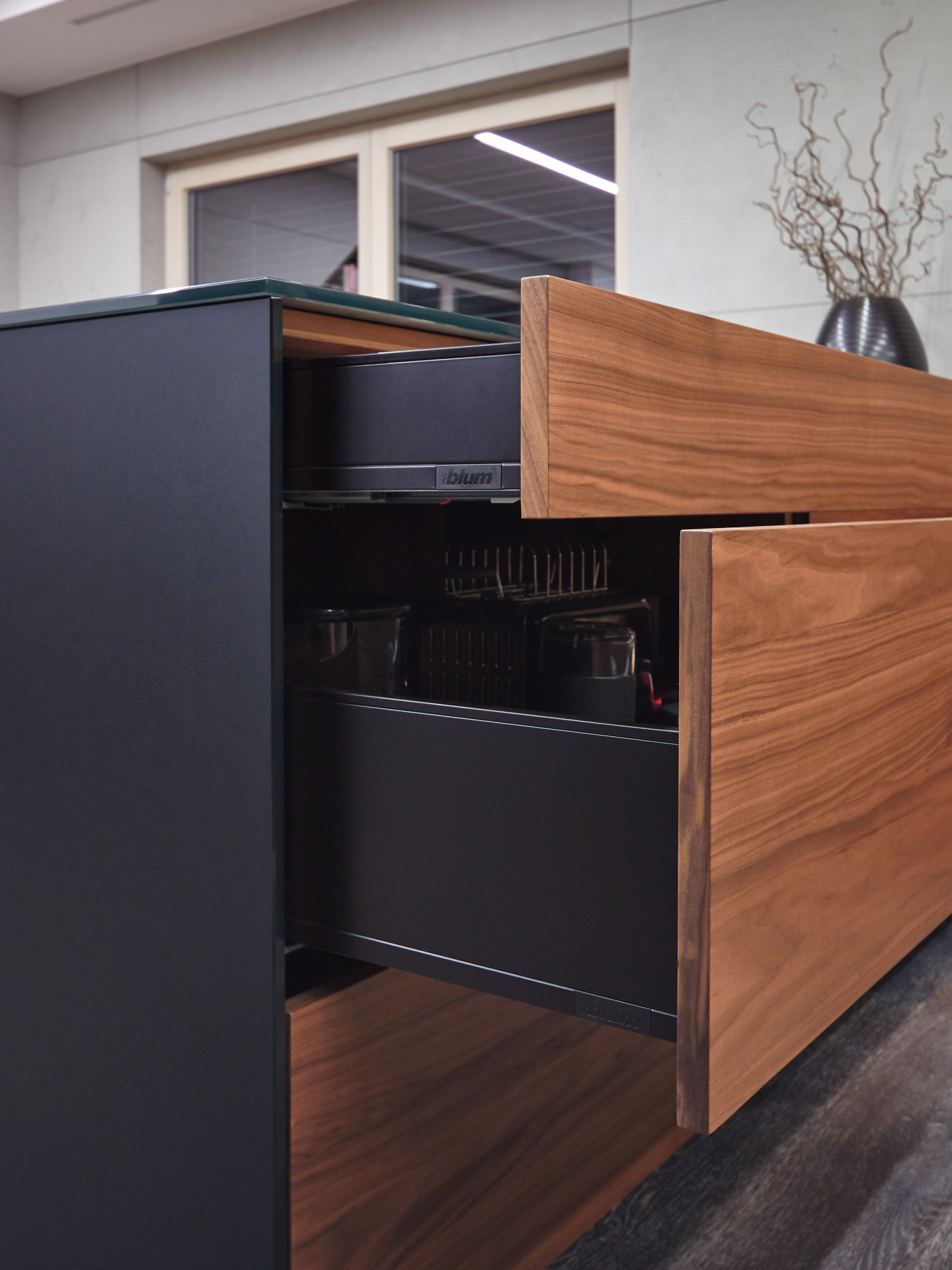 Schubkästen Legrabox Terraschwarz, Lechner Glasarbeitsplatte 183 Peco 