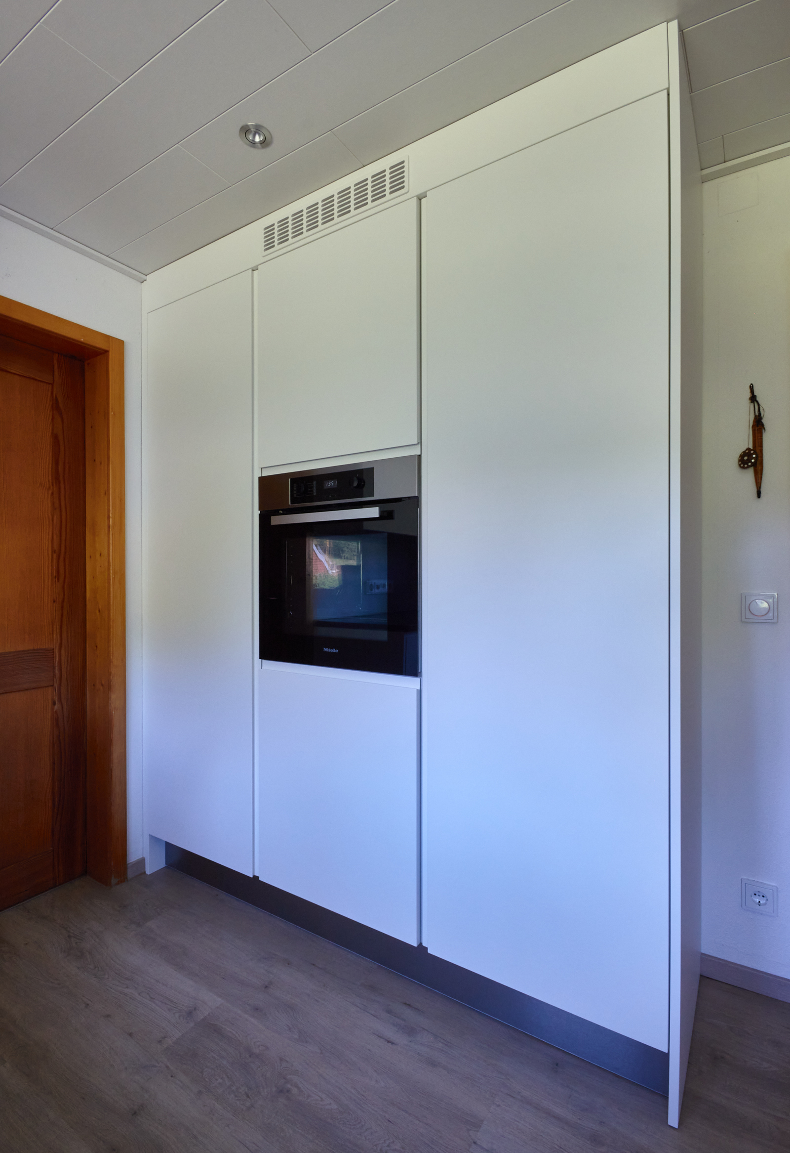 Küche Lackfronten mit Grifffräsungen, Quarzsteinarbeitsplatte