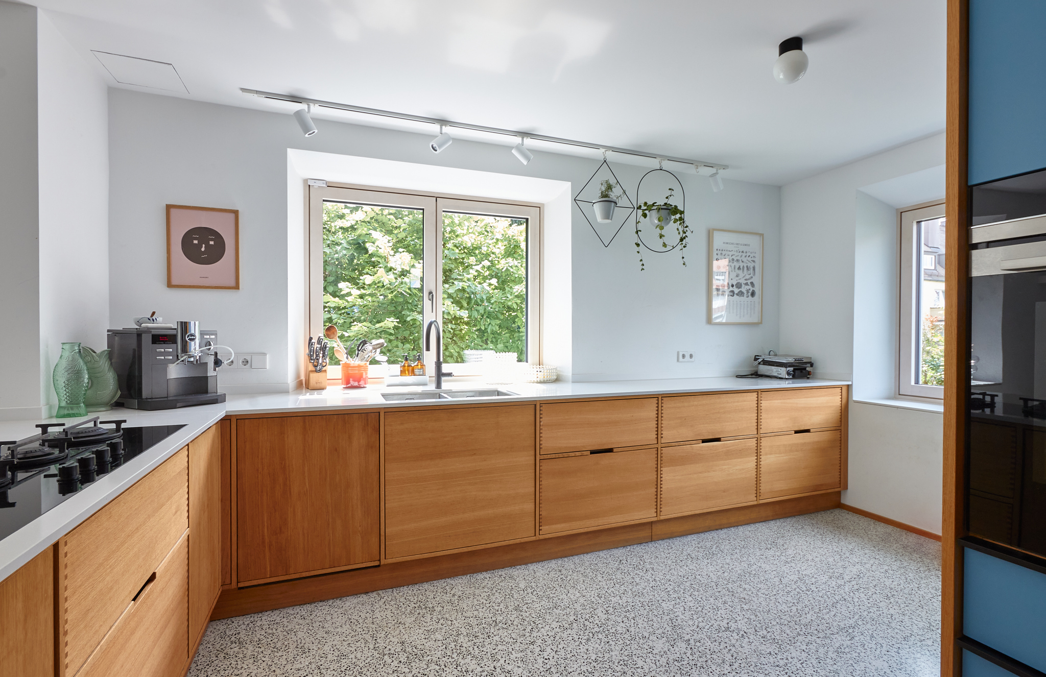 Küche Lackfronten nach RAL 5024 Pastellblau, Eiche geölt mit Fingerzinken