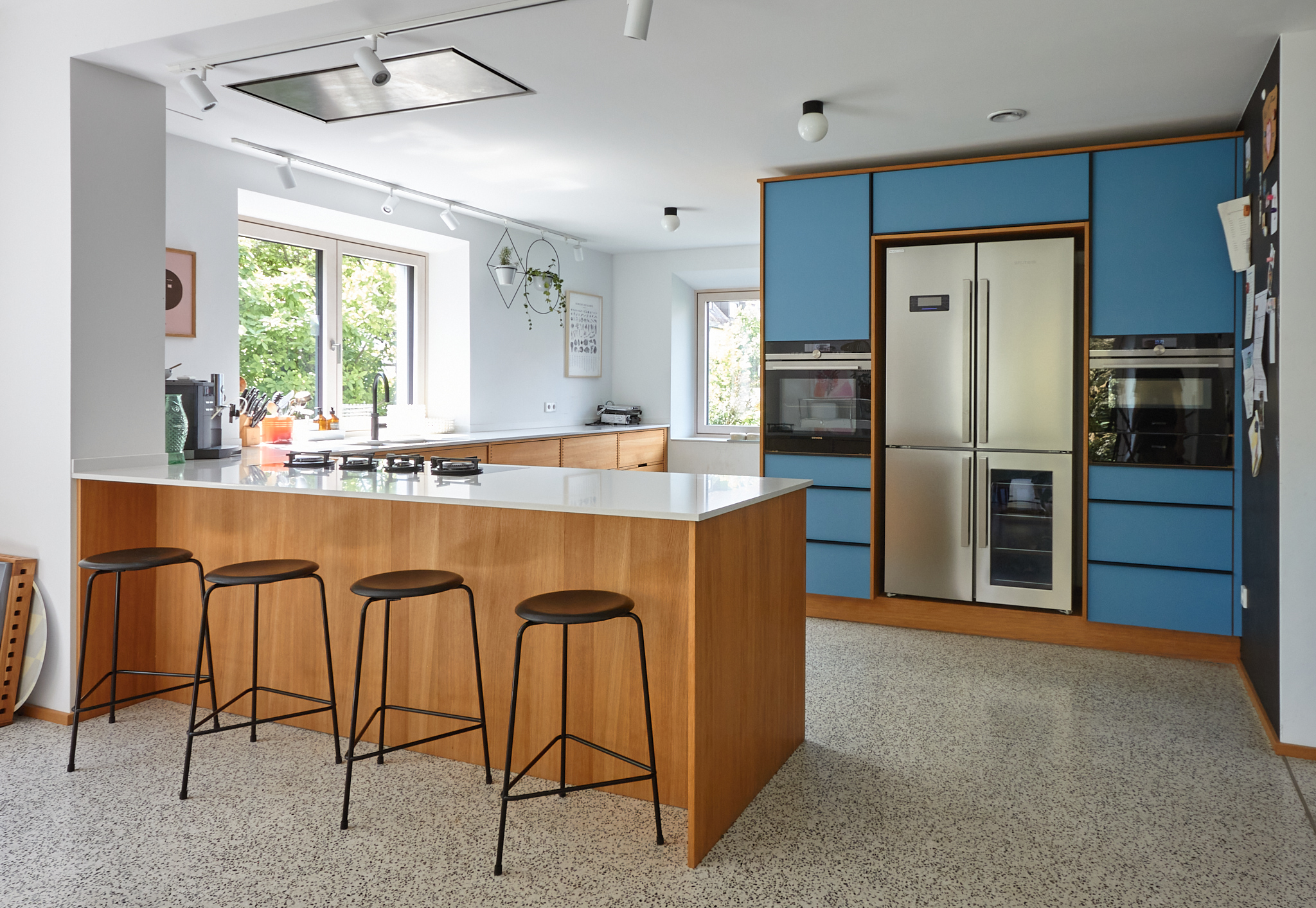 Küche Lackfronten nach RAL 5024 Pastellblau, Eiche geölt mit Fingerzinken