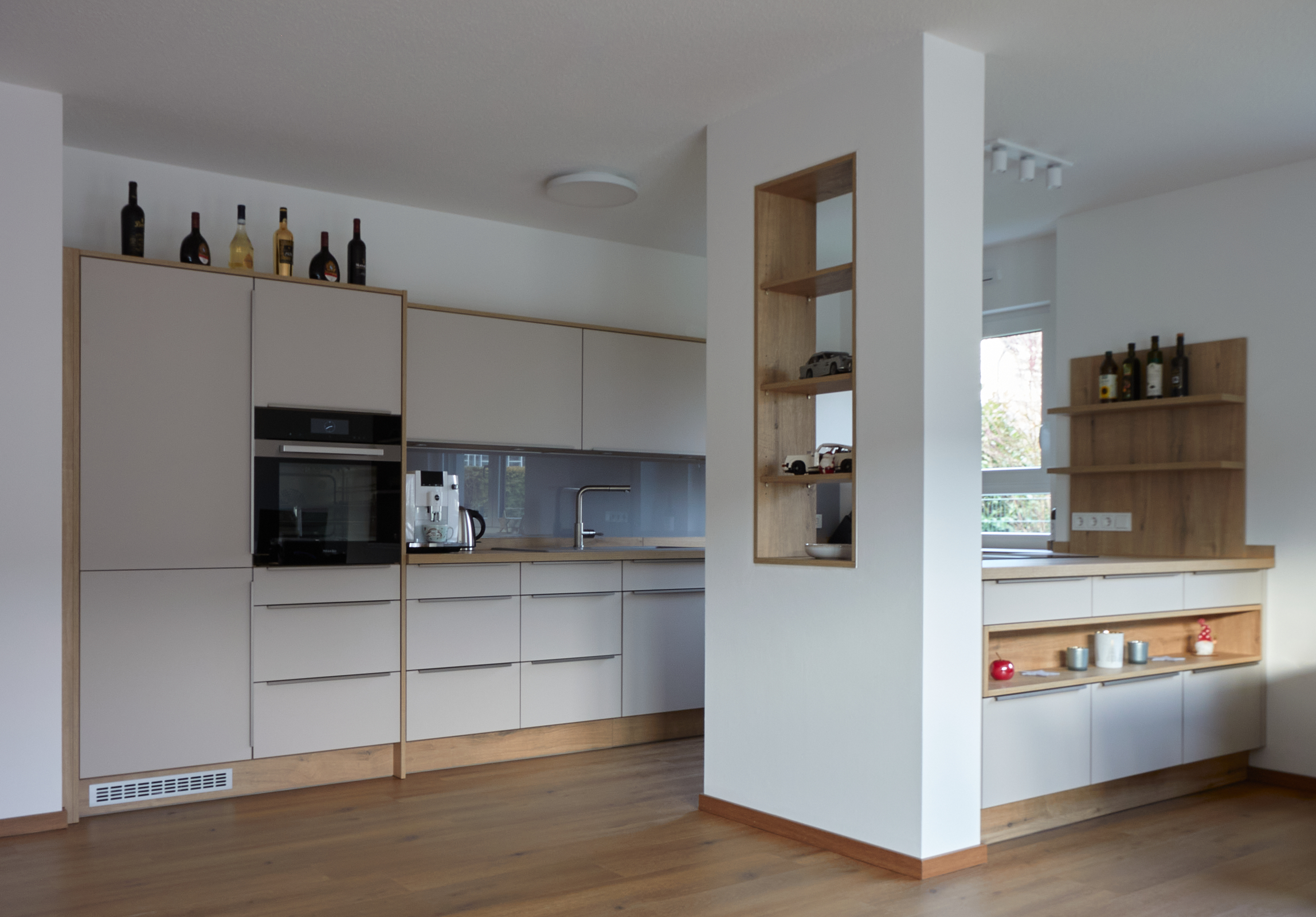 Küche Dekor H3359 ST32 Davenport Eiche naturhell, Fronten U702 PM Kaschmirgrau PerfectSense matt