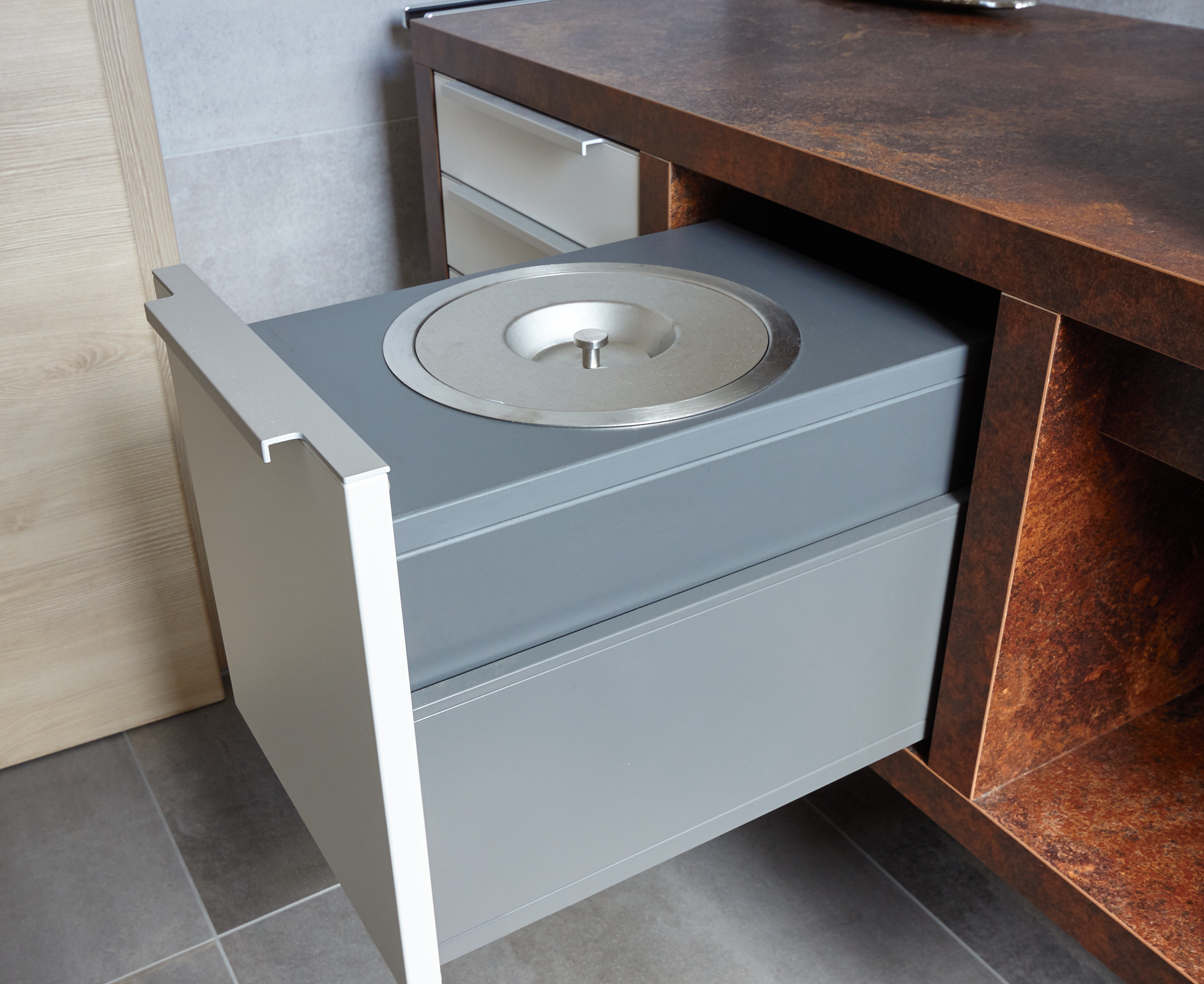 Badezimmer Mülleimer in Schubkasten integriert