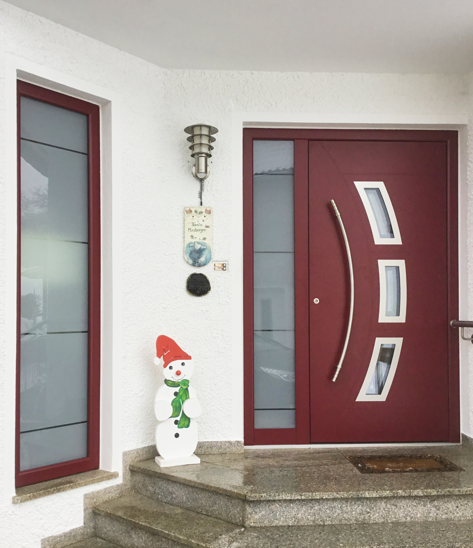 Aluminium-Haustüre Noblesse Genf1-AA, RAL 3005 Weinrot Feinstruktur mit passendem Seitenteil