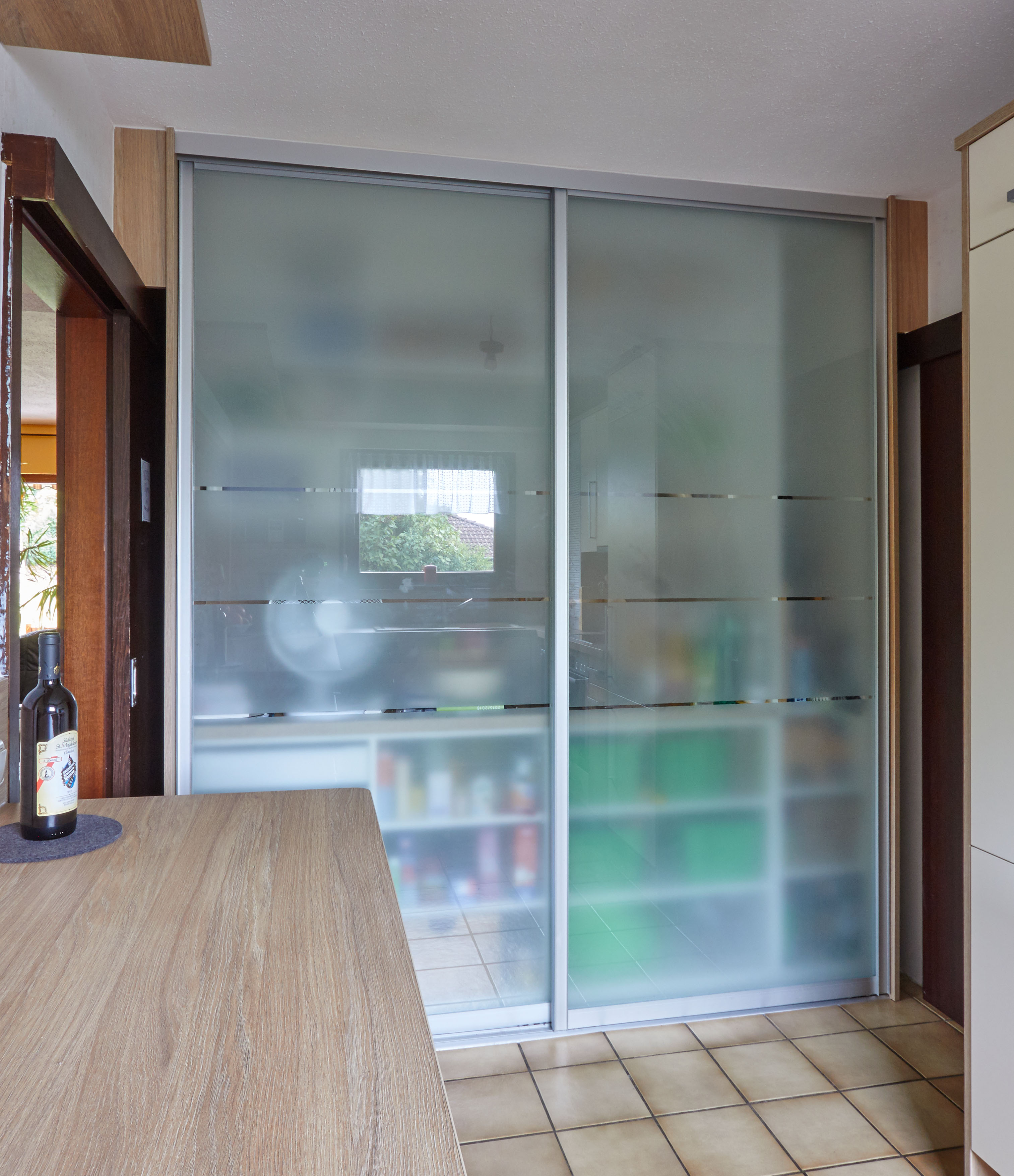 Alu-Schiebetürelement, Füllung Satinato mit Streifen klar