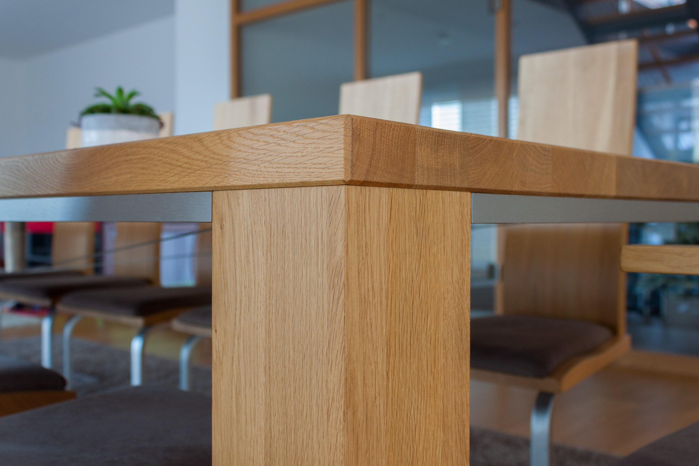 Esszimmertisch mit Stühlen Eiche massiv, Edelstahlunterbau