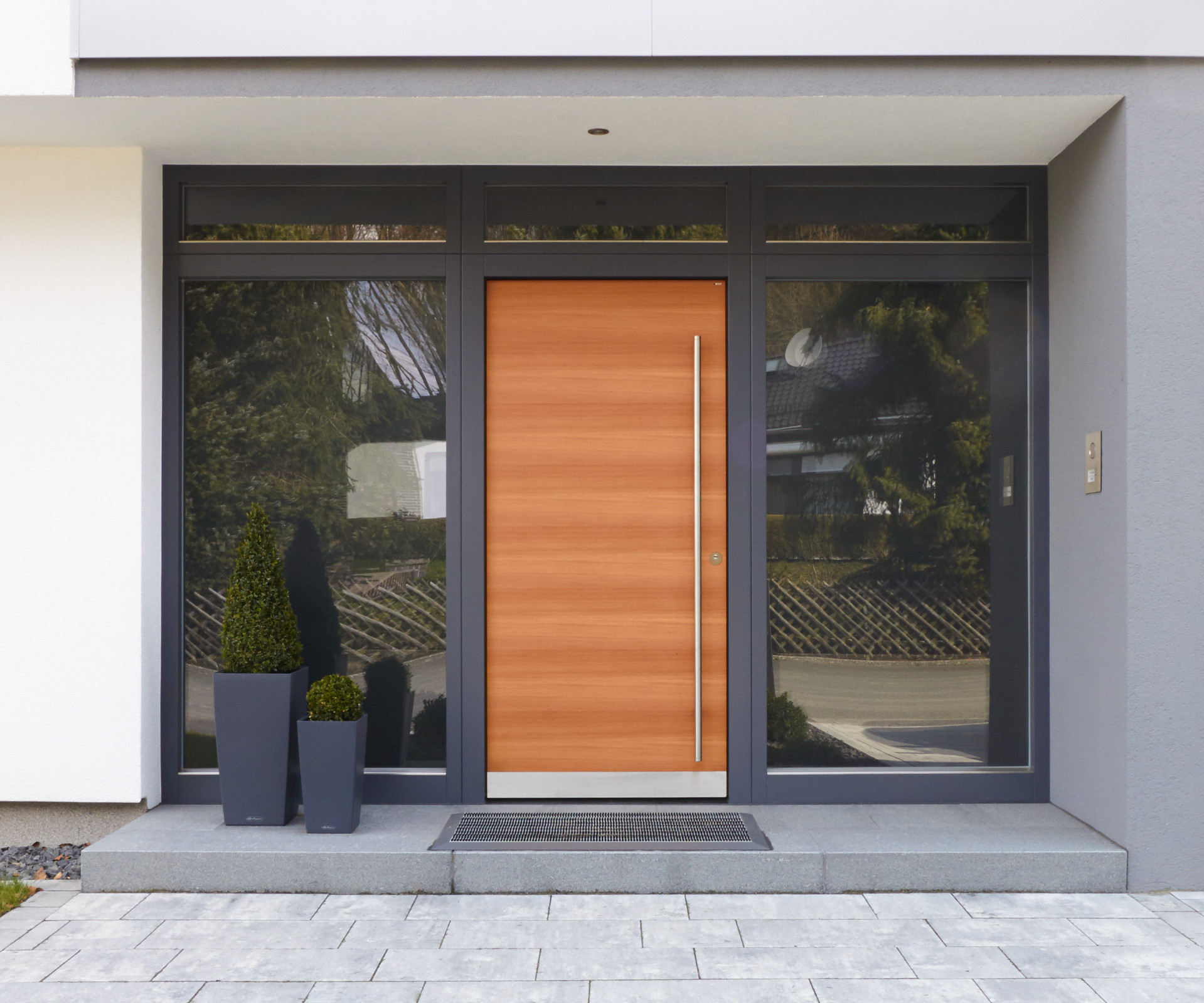 Haustür Topic Current B9-T2, Rahmen RAL 7015 Schiefergrau, Türblatt Lärche furniert