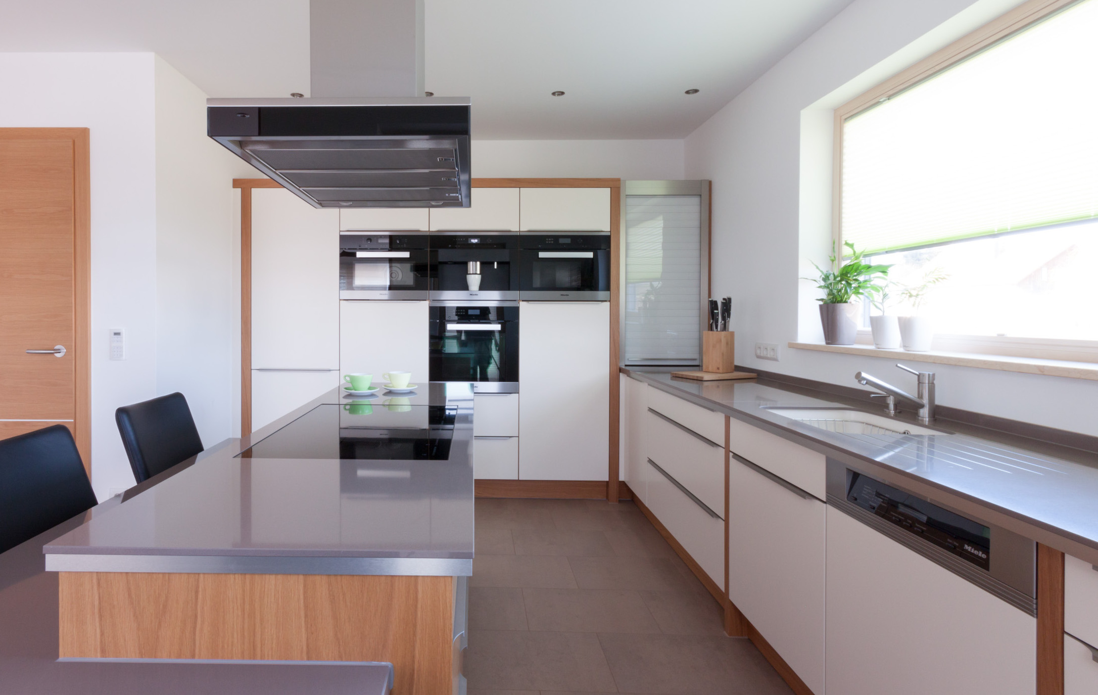 Küche Eiche furniert, Fronten lackiert, Quarzsteinarbeitsplatte