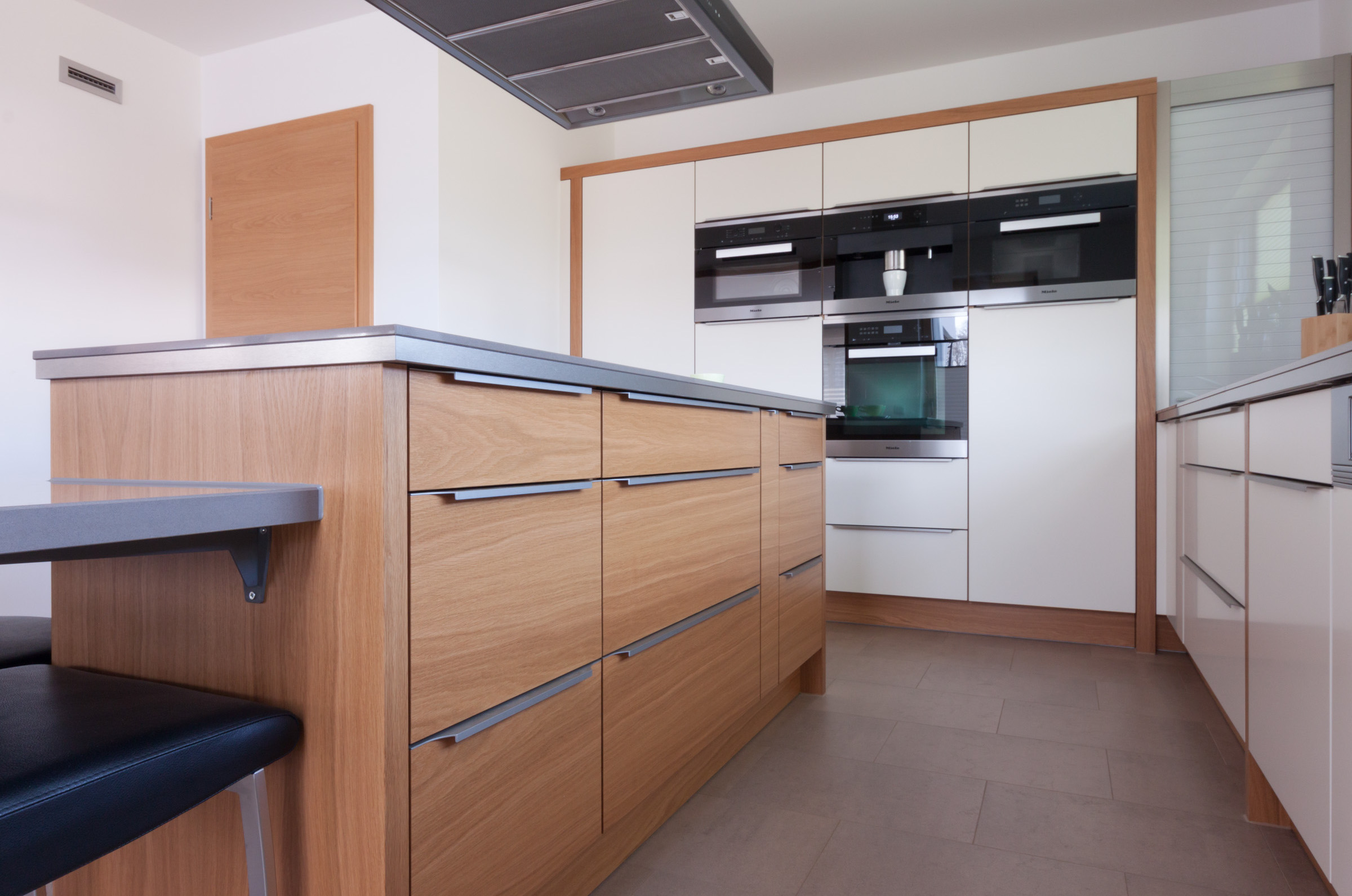 Küche Eiche furniert, Fronten lackiert, Quarzsteinarbeitsplatte