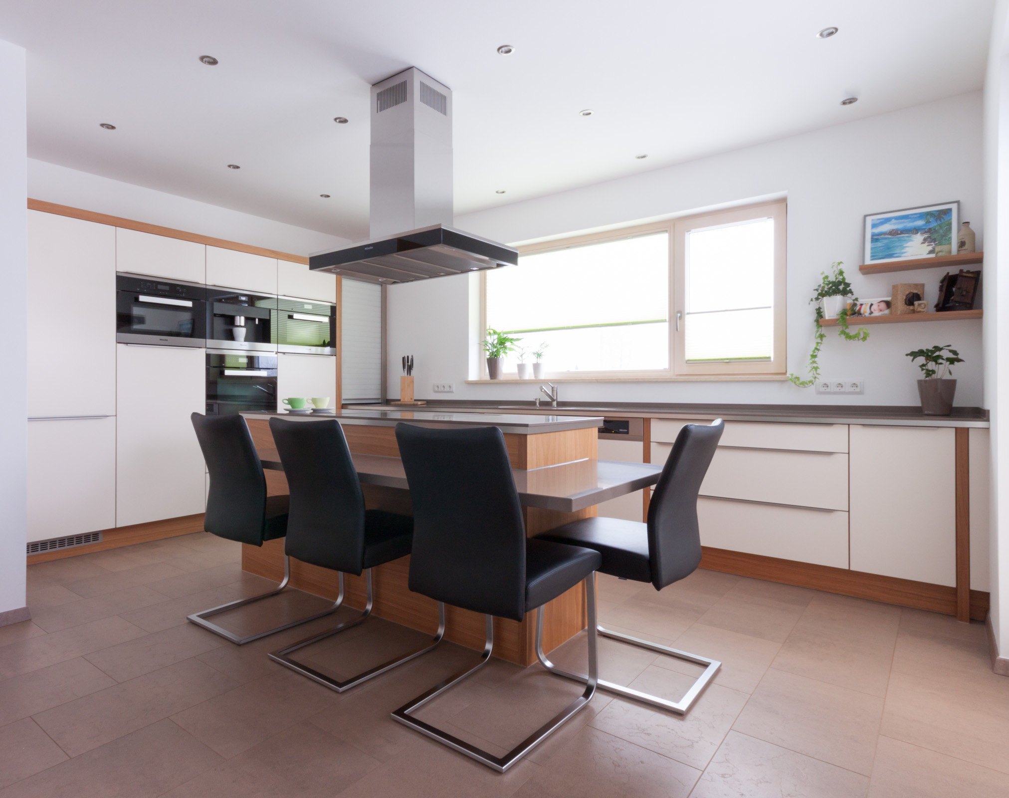 Küche Eiche furniert, Fronten lackiert, Quarzsteinarbeitsplatte