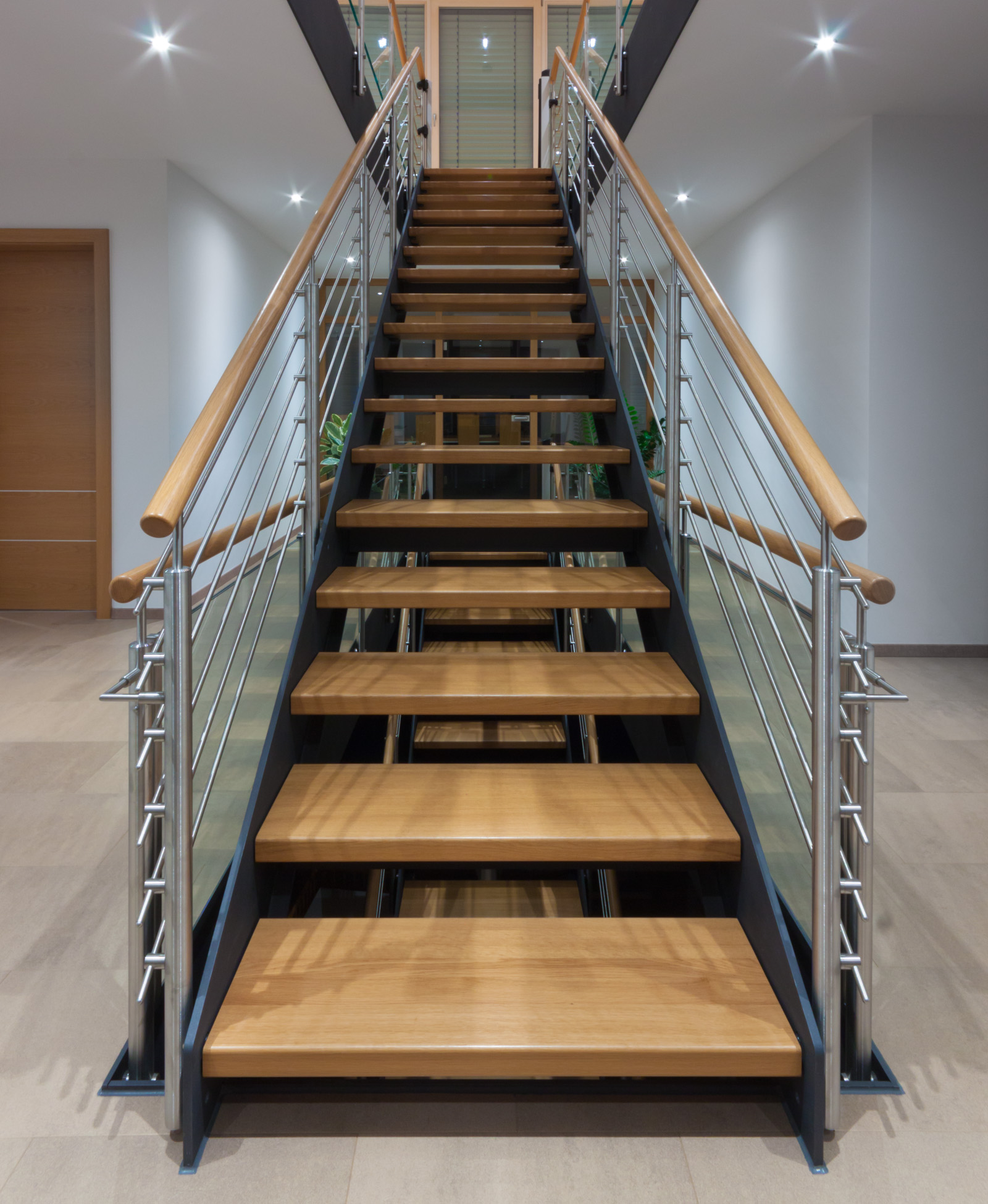 Stahlwangentreppe anthrazit, Eiche lackiert, Edelstahl, Glas