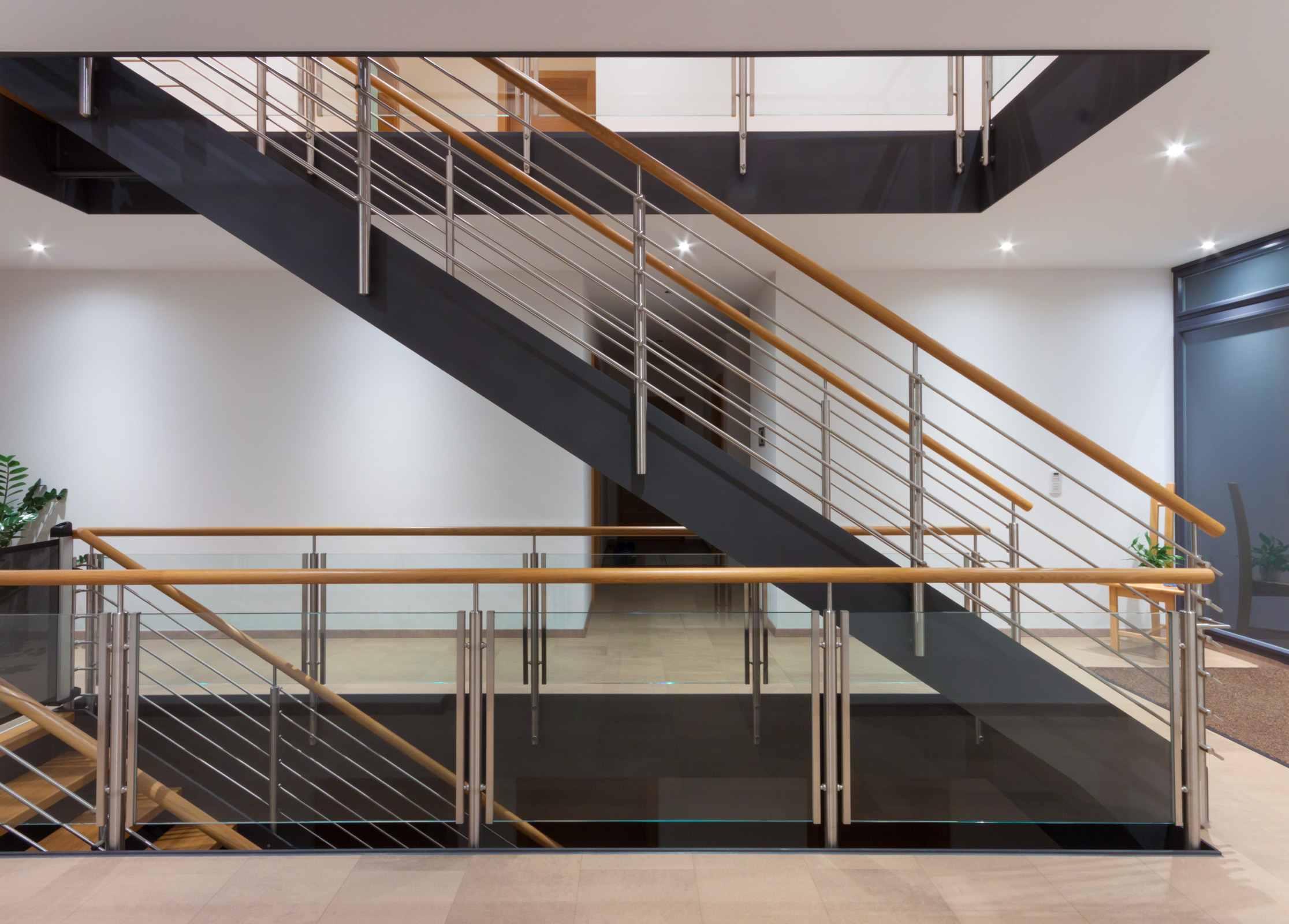 Stahlwangentreppe anthrazit, Eiche lackiert, Edelstahl, Glas