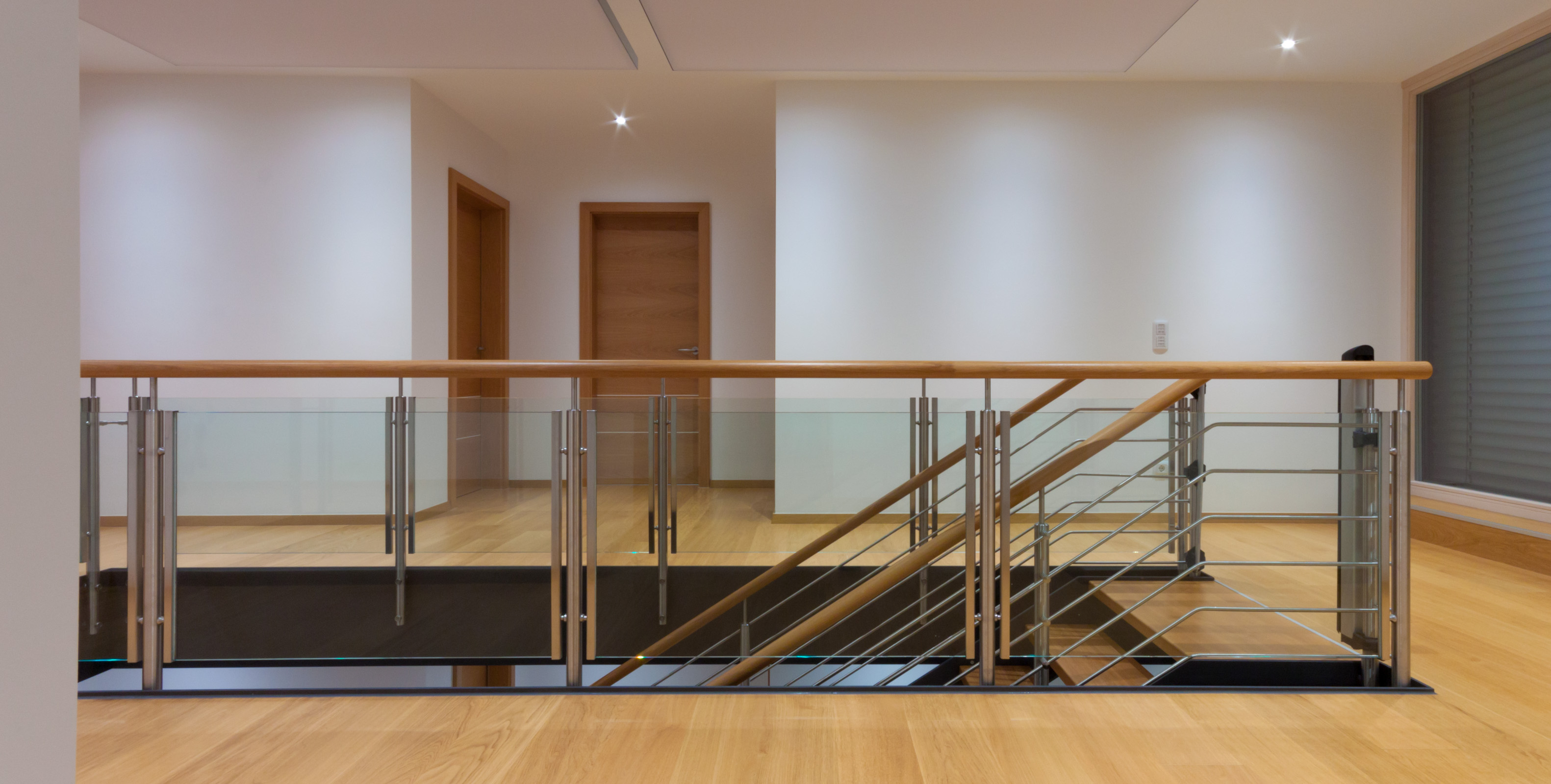 Stahlwangentreppe anthrazit, Eiche lackiert, Edelstahl, Glas