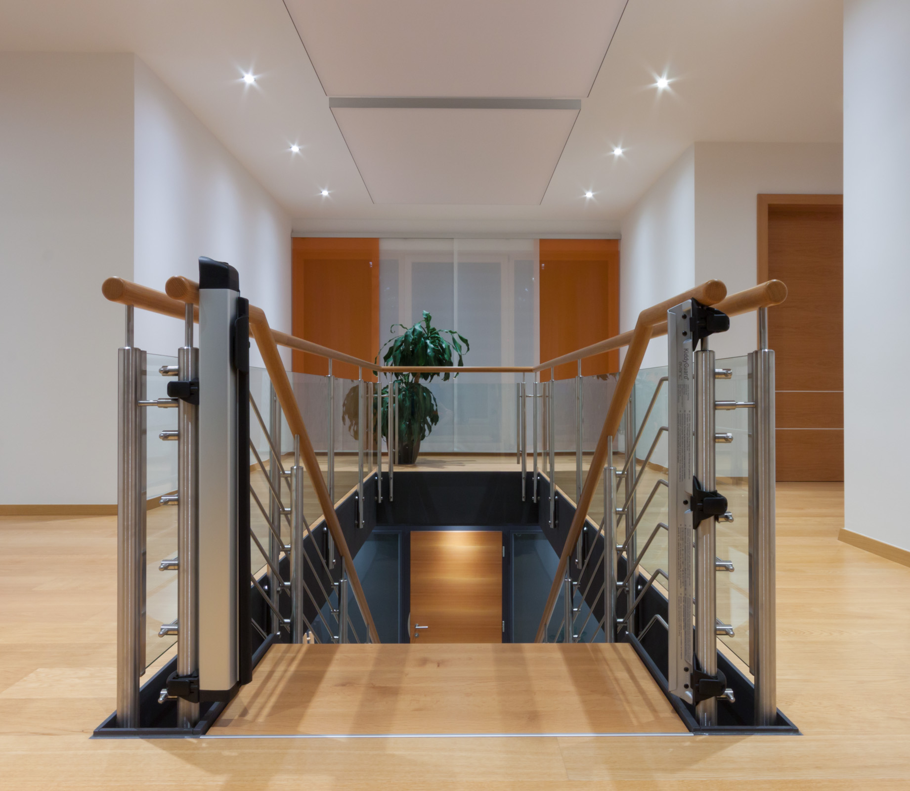 Stahlwangentreppe anthrazit, Eiche lackiert, Edelstahl, Glas