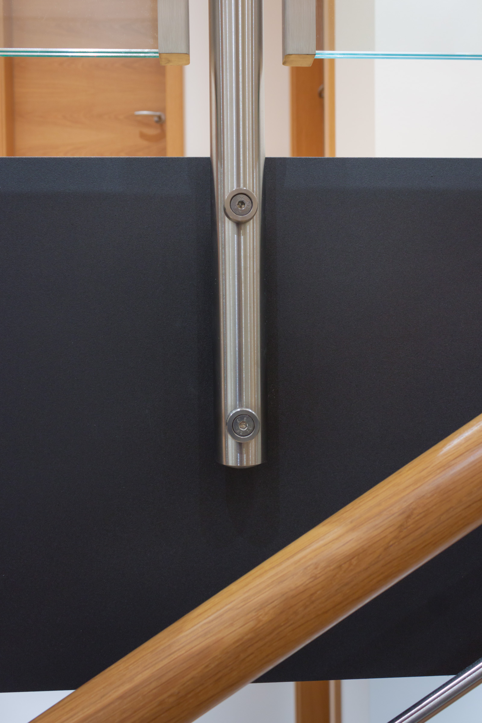 Stahlwangentreppe anthrazit, Eiche lackiert, Edelstahl, Glas