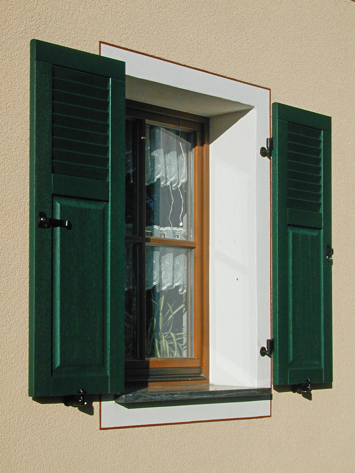 Holzfensterladen Meranti lasiert