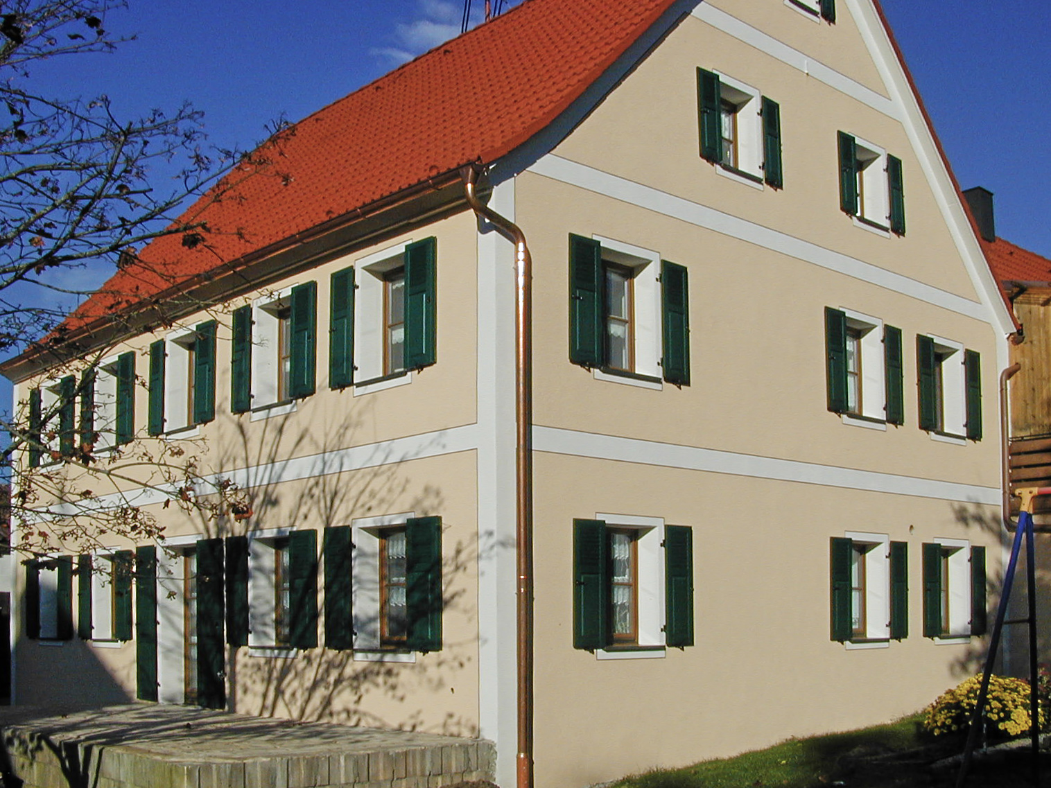 Holzfensterladen Meranti lasiert